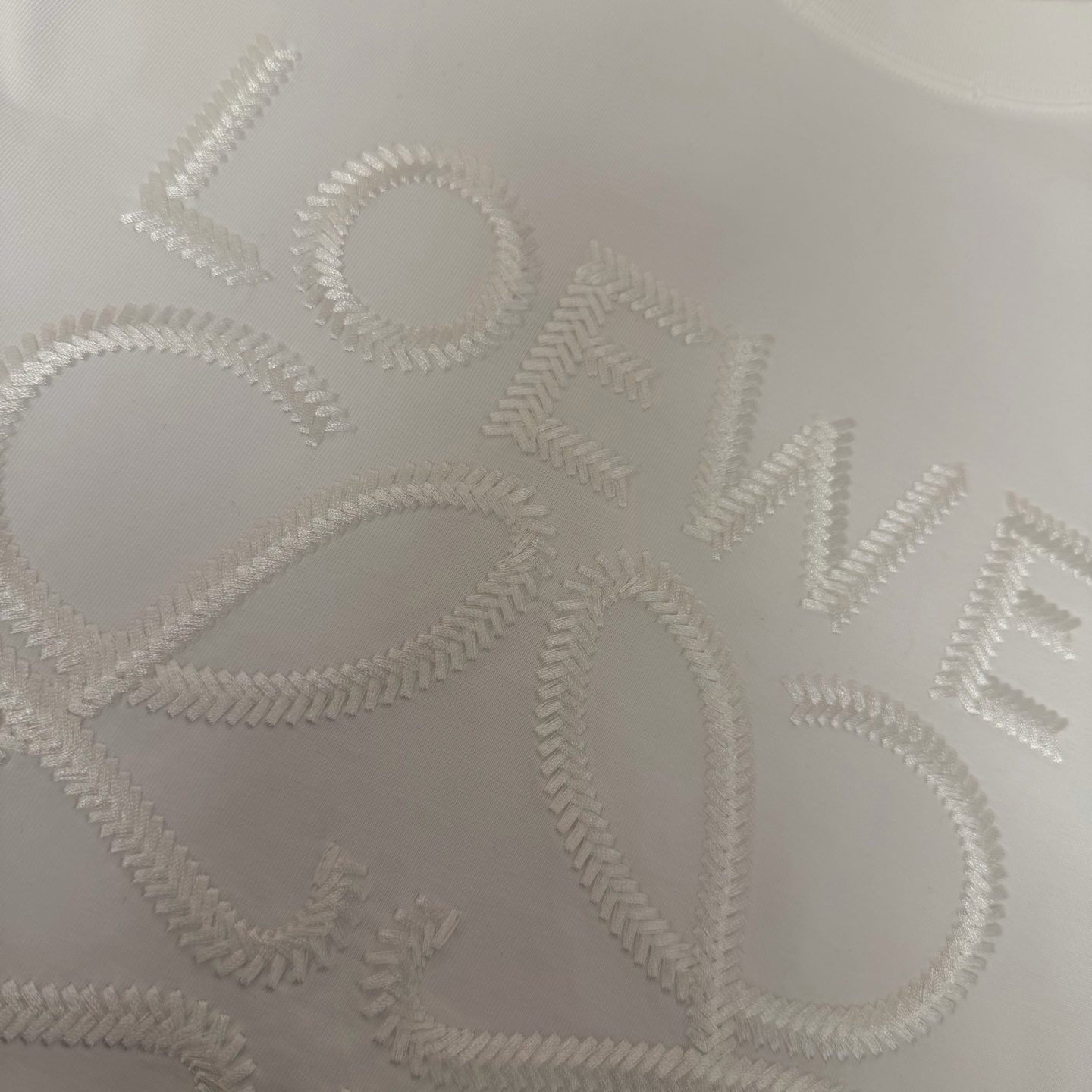 Loewe 品牌：罗意威 25SS最新 刺绣LOEWE品牌元素标志性真空绣大Logo绣花工艺短袖T恤，彰显品牌魅力
