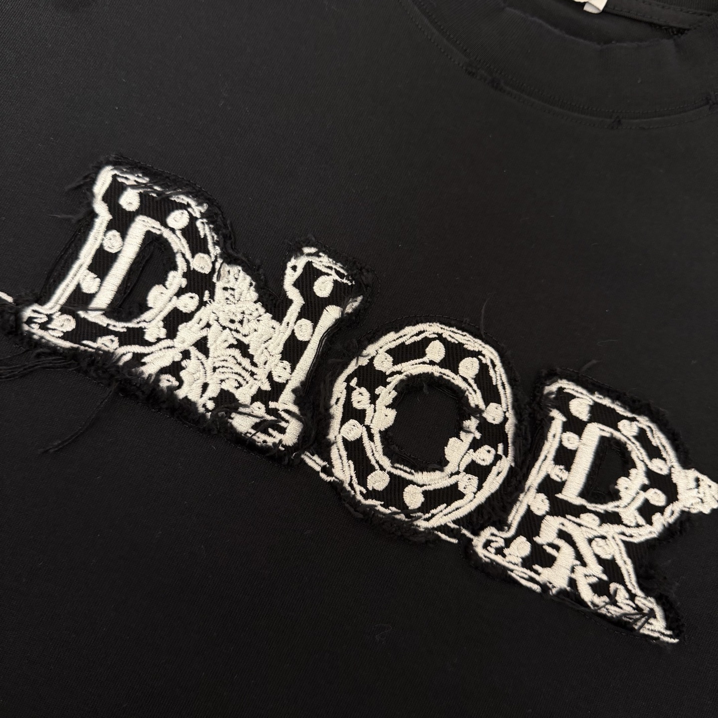 Dior 品牌：Dior迪奥 25SS最新 Dior贴布刺绣工艺短袖T恤，品牌元素标志性刺绣Logo 彰显品牌魅力