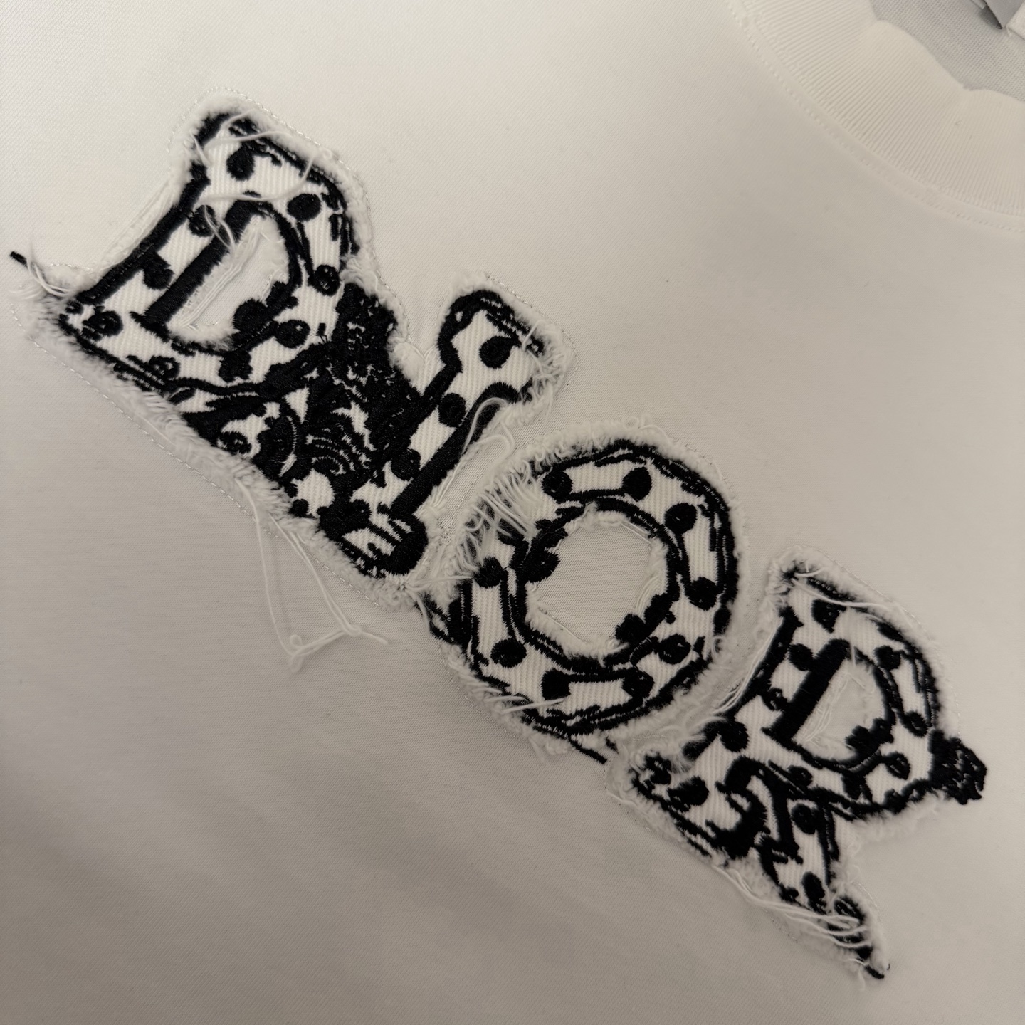 Dior 品牌：Dior迪奥 25SS最新 Dior贴布刺绣工艺短袖T恤，品牌元素标志性刺绣Logo 彰显品牌魅力