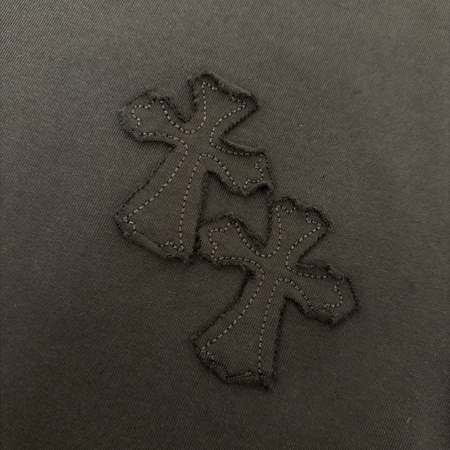 Chrome Hearts 品牌：克罗心 25SS最新 贴布刺绣3D立体图案品牌元素标志性品牌 胸前 Logo字母贴布刺绣工艺短袖T恤
