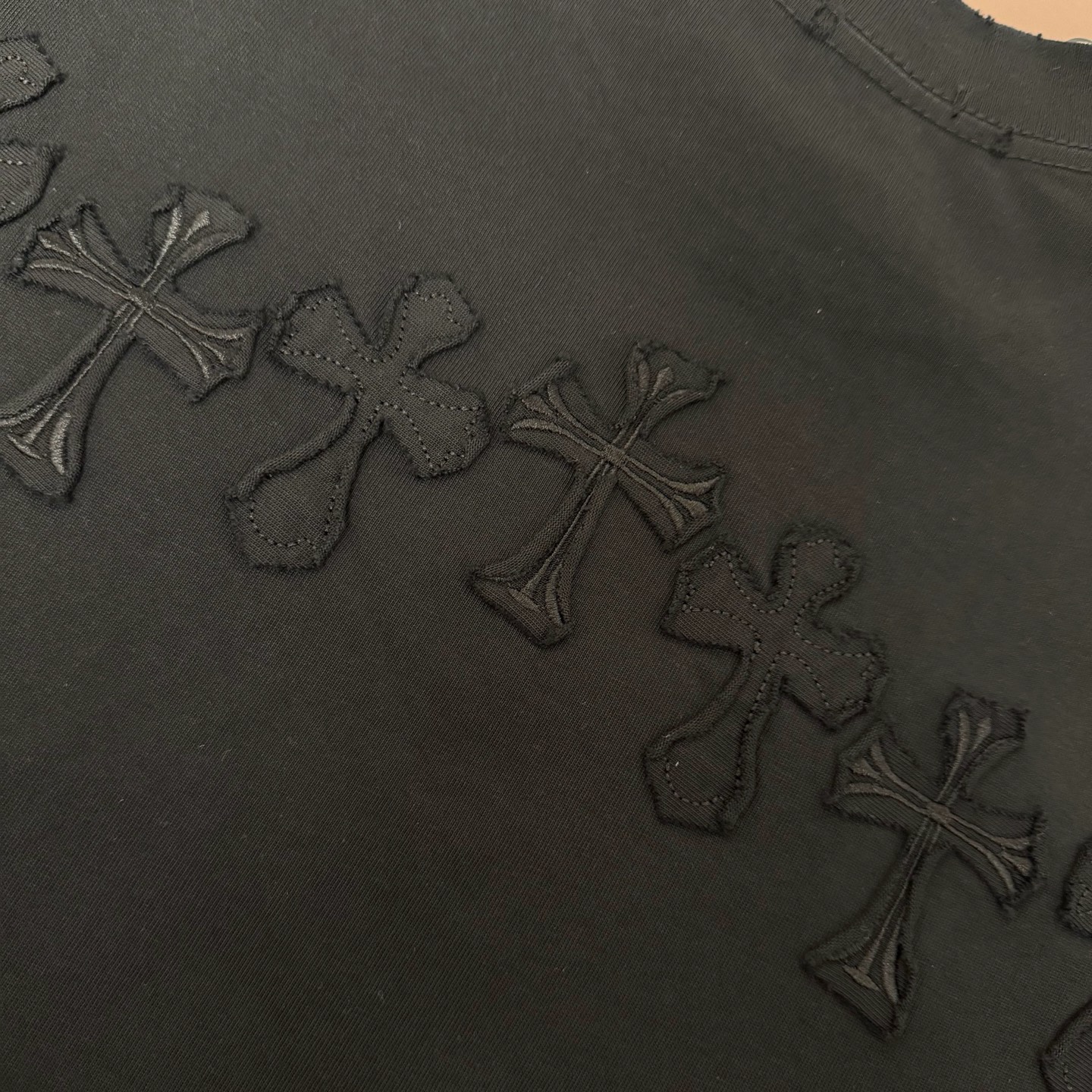 Chrome Hearts 品牌：克罗心 25SS最新 贴布刺绣3D立体图案品牌元素标志性品牌 胸前 Logo字母贴布刺绣工艺短袖T恤