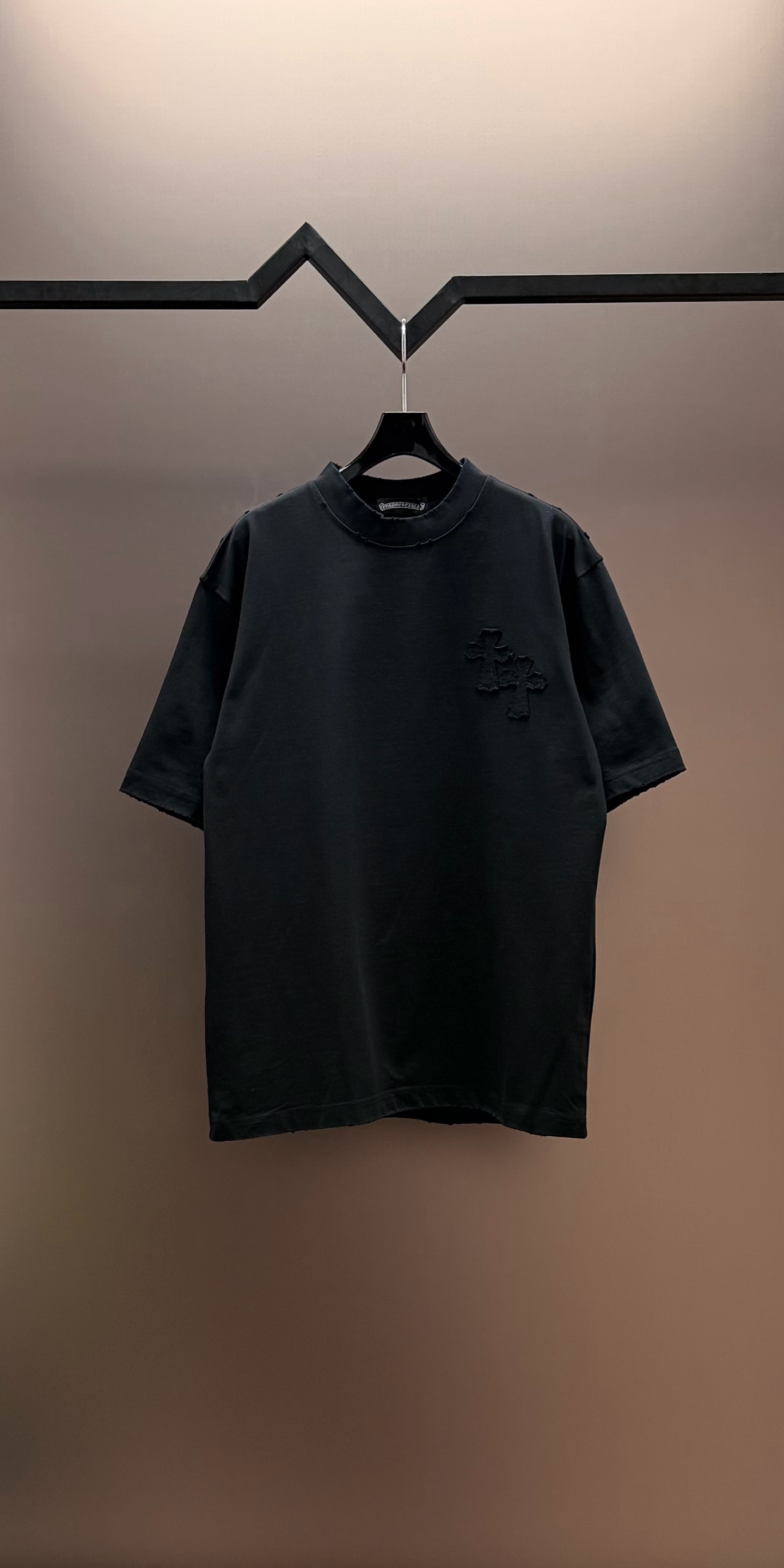 Chrome Hearts 品牌：克罗心 25SS最新 贴布刺绣3D立体图案品牌元素标志性品牌 胸前 Logo字母贴布刺绣工艺短袖T恤