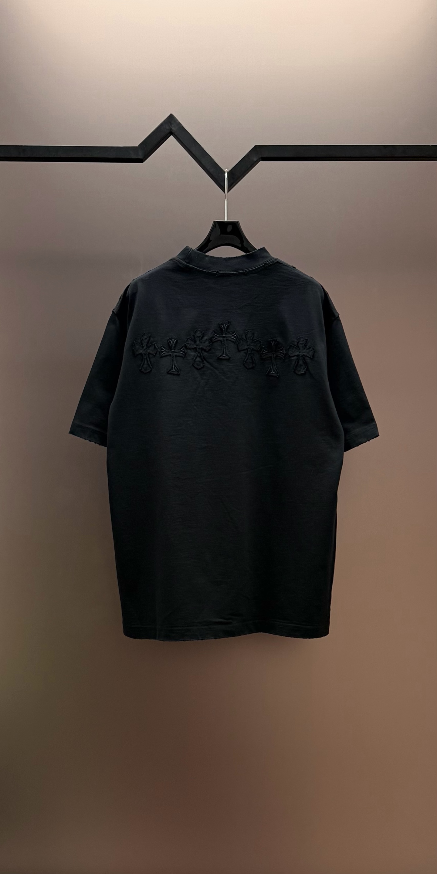 Chrome Hearts 品牌：克罗心 25SS最新 贴布刺绣3D立体图案品牌元素标志性品牌 胸前 Logo字母贴布刺绣工艺短袖T恤