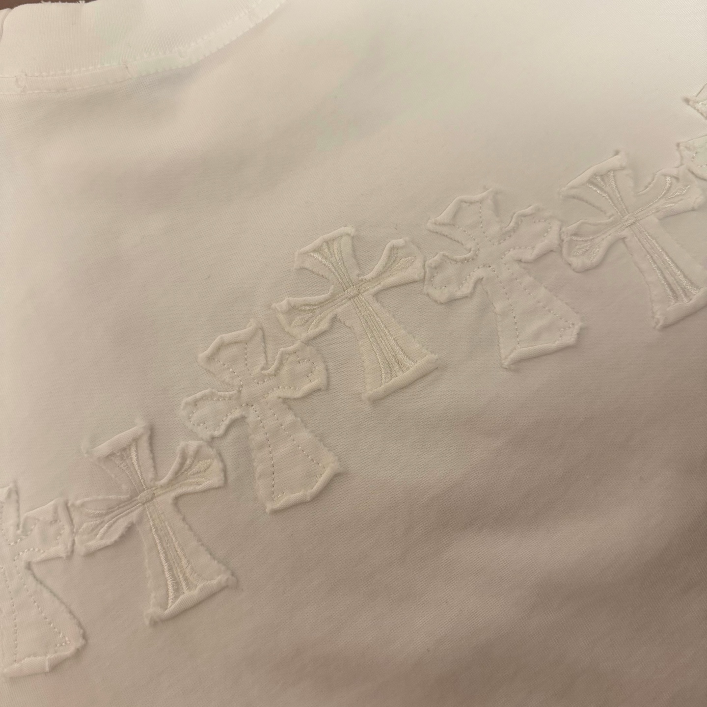 Chrome Hearts 品牌：克罗心 25SS最新 贴布刺绣3D立体图案品牌元素标志性品牌 胸前 Logo字母贴布刺绣工艺短袖T恤