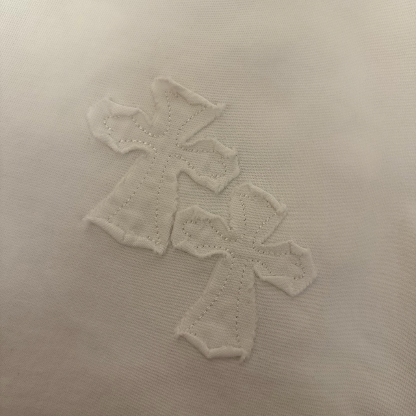 Chrome Hearts 品牌：克罗心 25SS最新 贴布刺绣3D立体图案品牌元素标志性品牌 胸前 Logo字母贴布刺绣工艺短袖T恤
