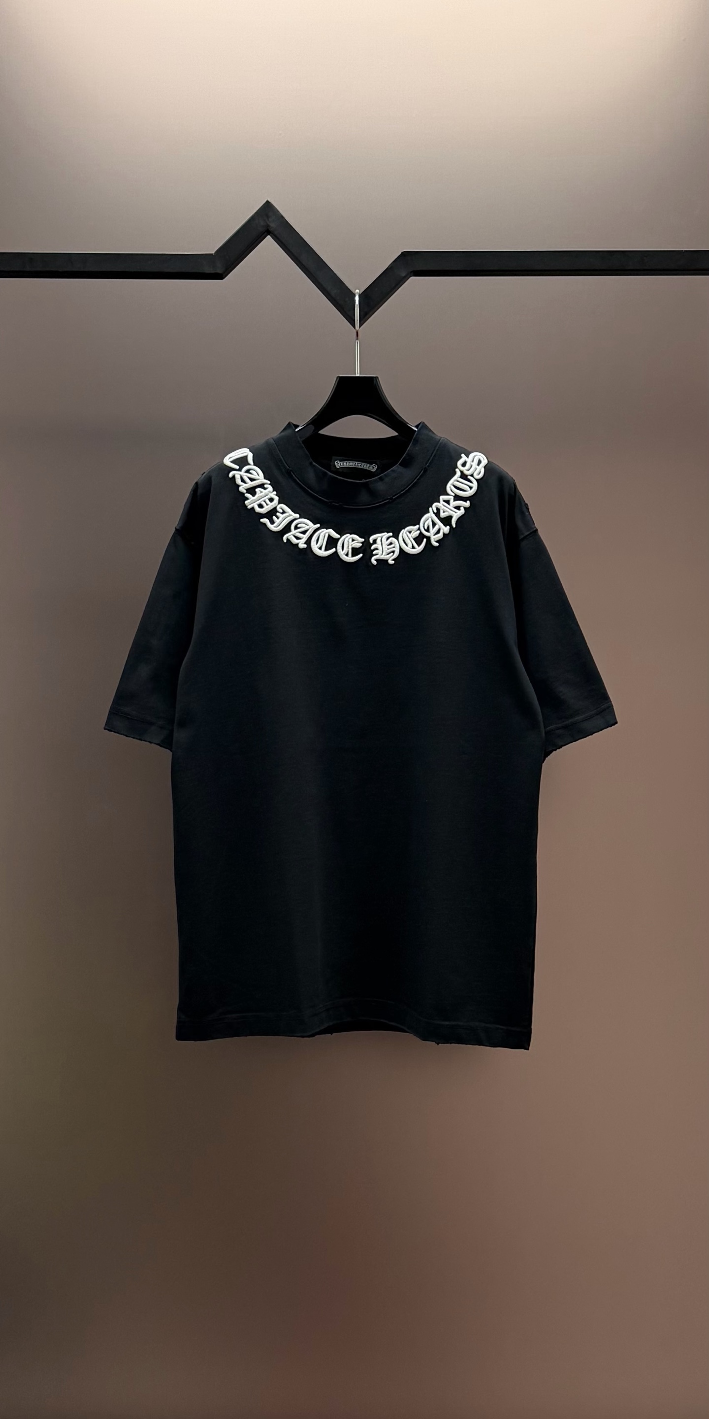 Chrome Hearts 品牌：克罗心 25SS最新 双针车线领口刺绣立体大Logo图案品牌元素标志性品牌Logo字母刺绣工艺短袖T恤