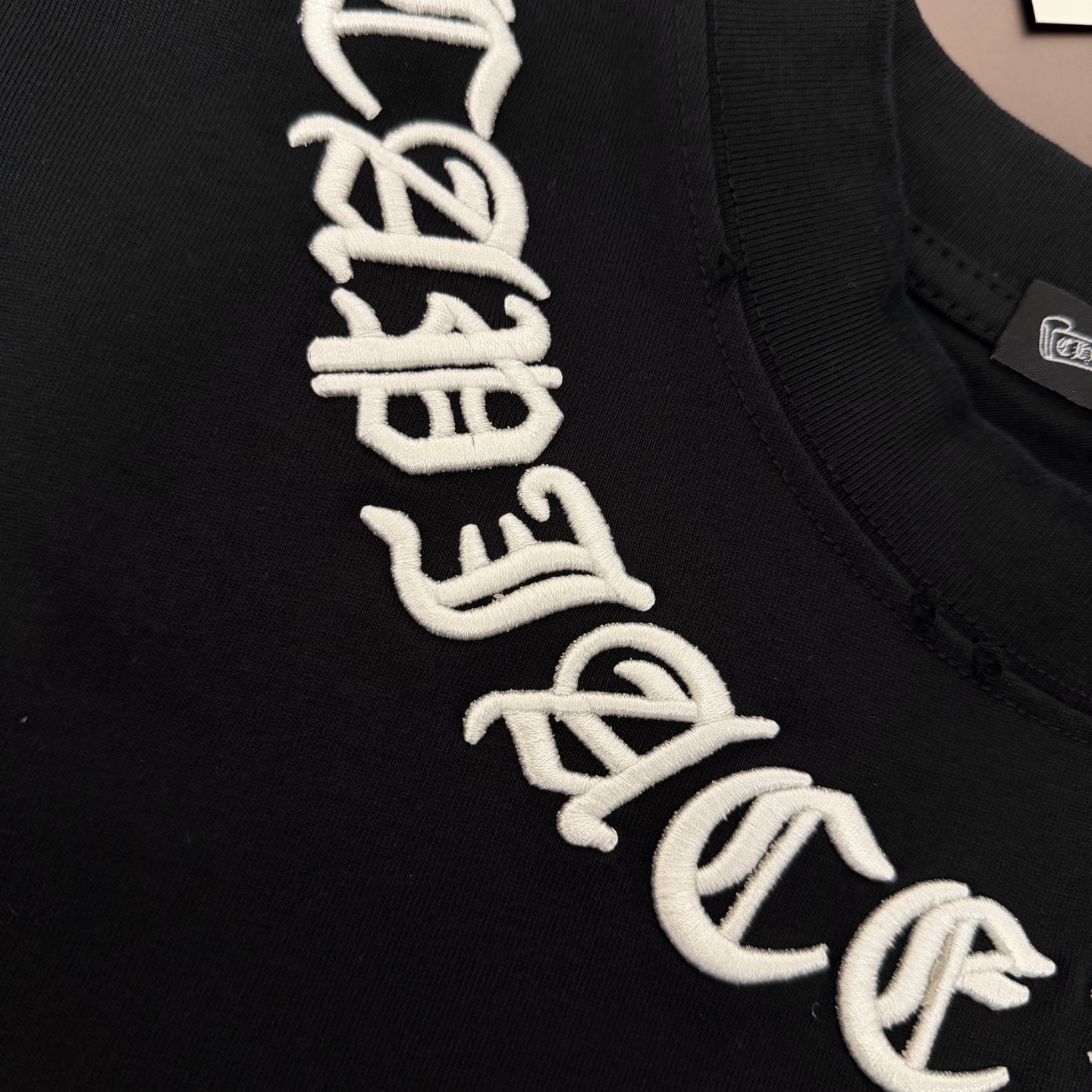 Chrome Hearts 品牌：克罗心 25SS最新 双针车线领口刺绣立体大Logo图案品牌元素标志性品牌Logo字母刺绣工艺短袖T恤