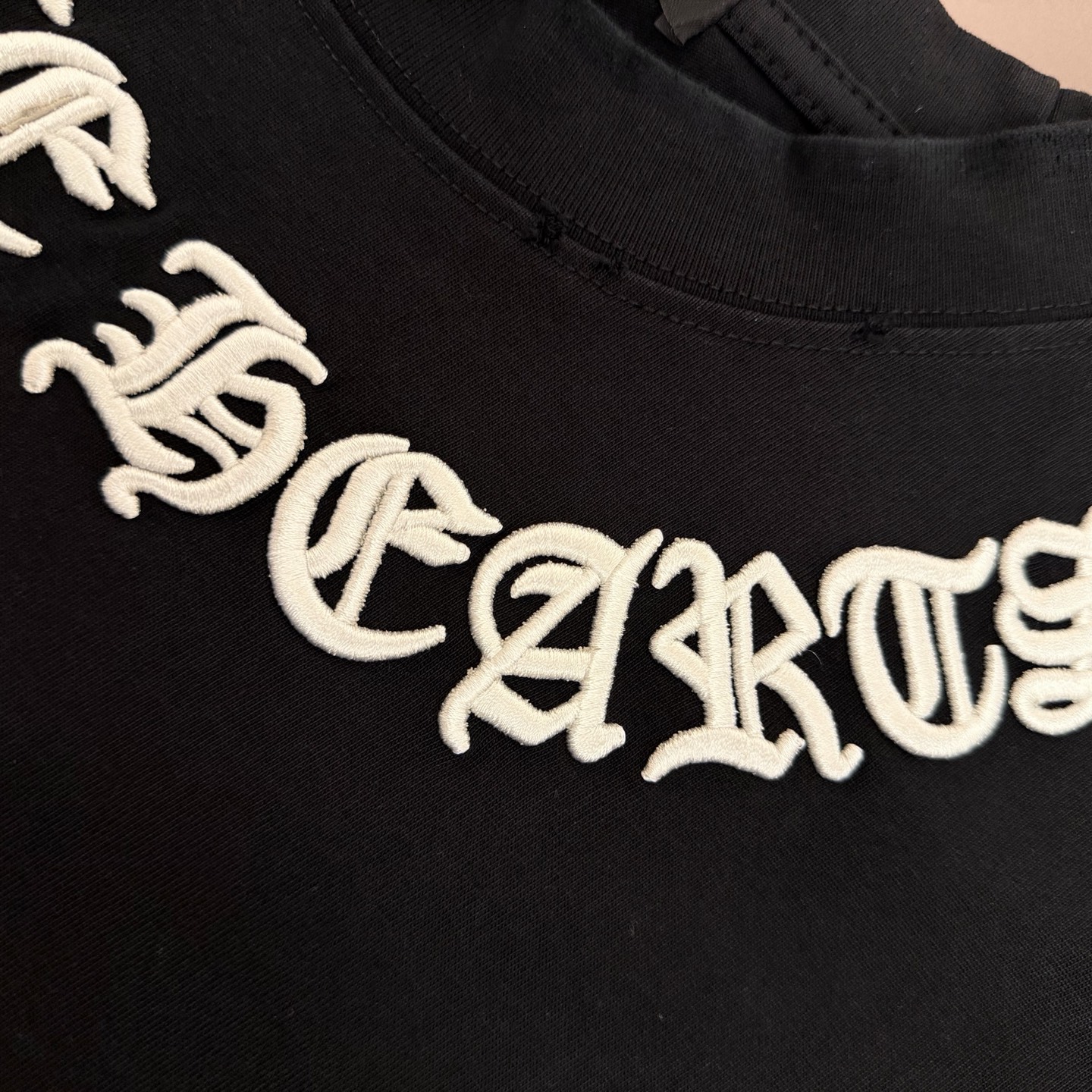 Chrome Hearts 品牌：克罗心 25SS最新 双针车线领口刺绣立体大Logo图案品牌元素标志性品牌Logo字母刺绣工艺短袖T恤