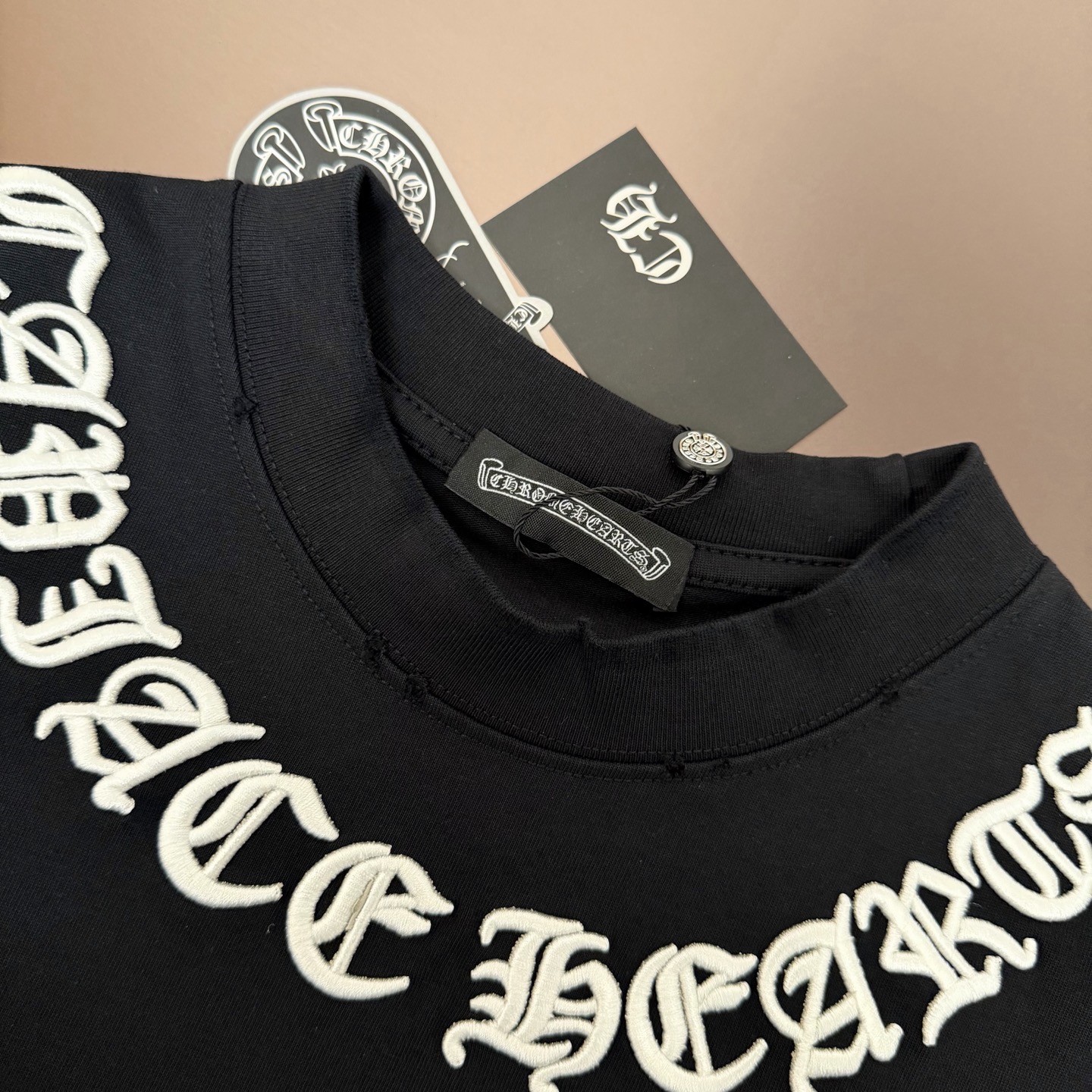 Chrome Hearts 品牌：克罗心 25SS最新 双针车线领口刺绣立体大Logo图案品牌元素标志性品牌Logo字母刺绣工艺短袖T恤