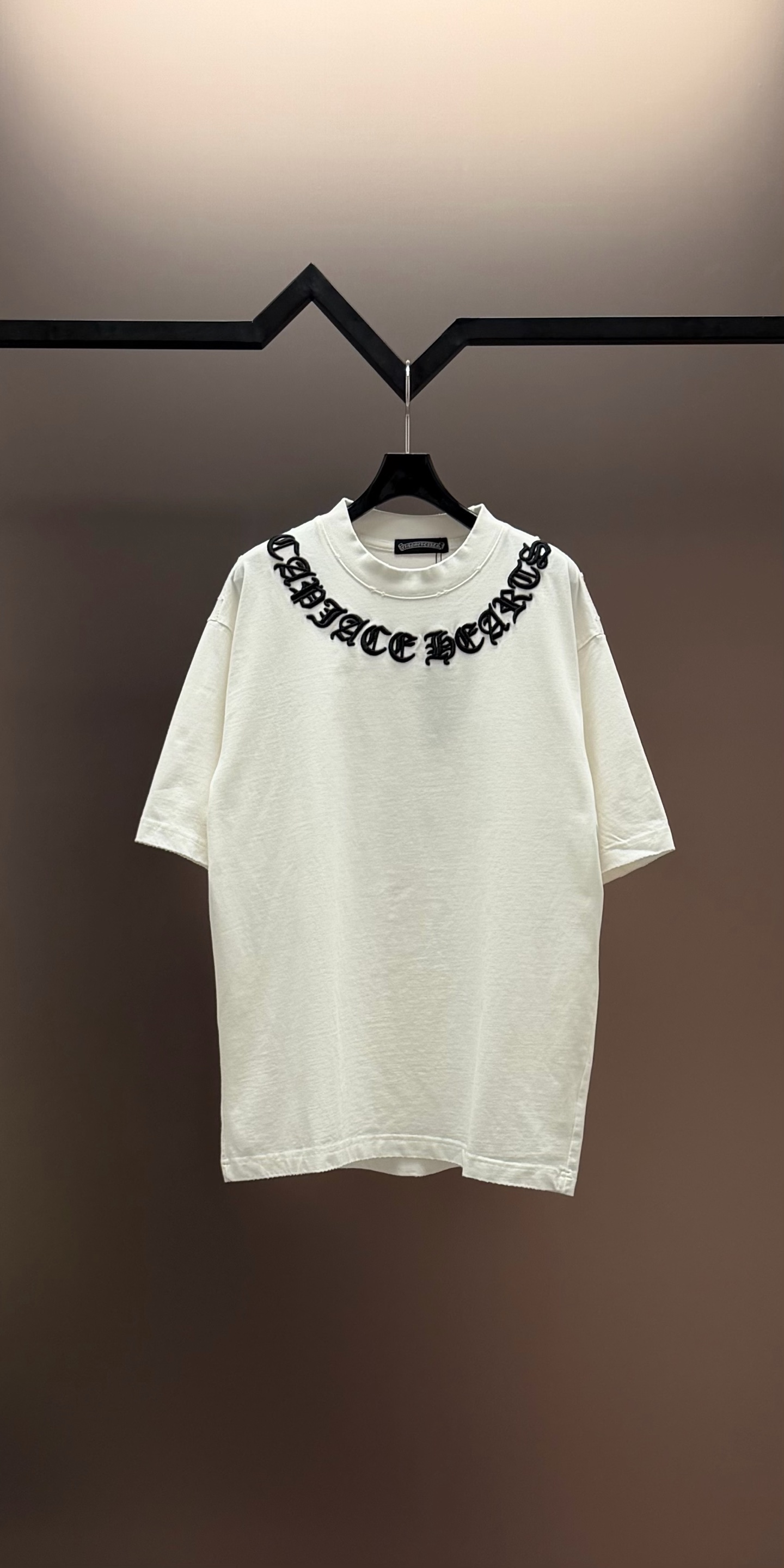 Chrome Hearts 品牌：克罗心 25SS最新 双针车线领口刺绣立体大Logo图案品牌元素标志性品牌Logo字母刺绣工艺短袖T恤