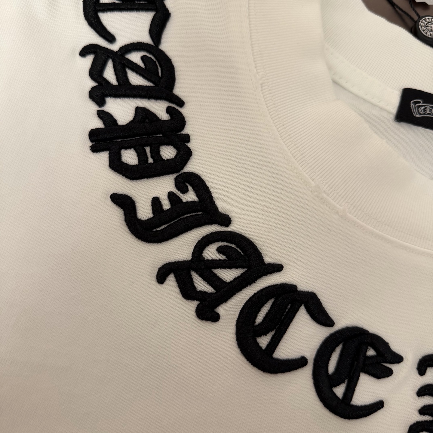 Chrome Hearts 品牌：克罗心 25SS最新 双针车线领口刺绣立体大Logo图案品牌元素标志性品牌Logo字母刺绣工艺短袖T恤