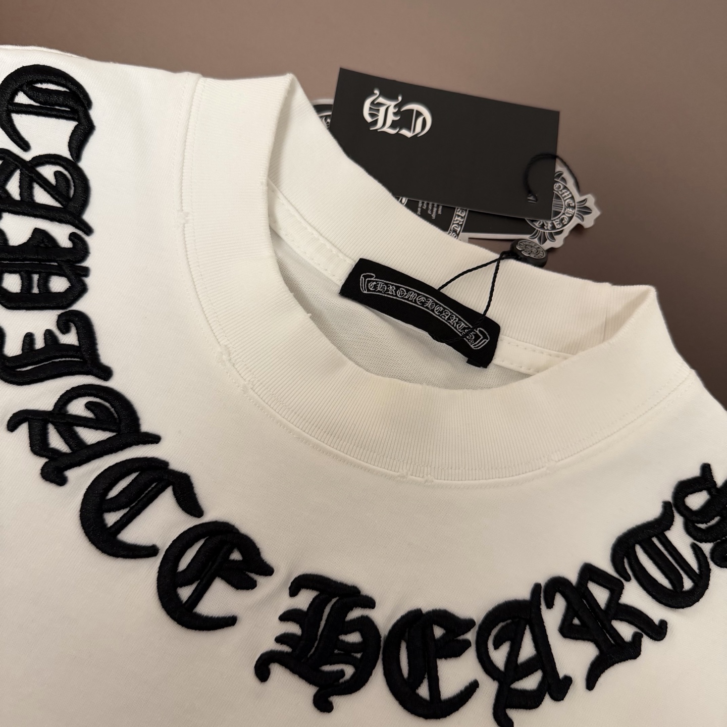 Chrome Hearts 品牌：克罗心 25SS最新 双针车线领口刺绣立体大Logo图案品牌元素标志性品牌Logo字母刺绣工艺短袖T恤