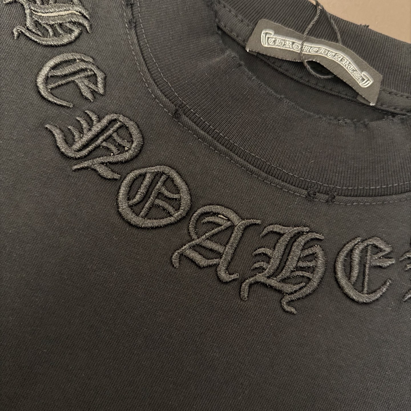 Chrome Hearts 品牌：克罗心 25SS最新 双针车线领口刺绣立体大Logo图案品牌元素标志性品牌后背大Logo字母贴布刺绣工艺短袖T恤