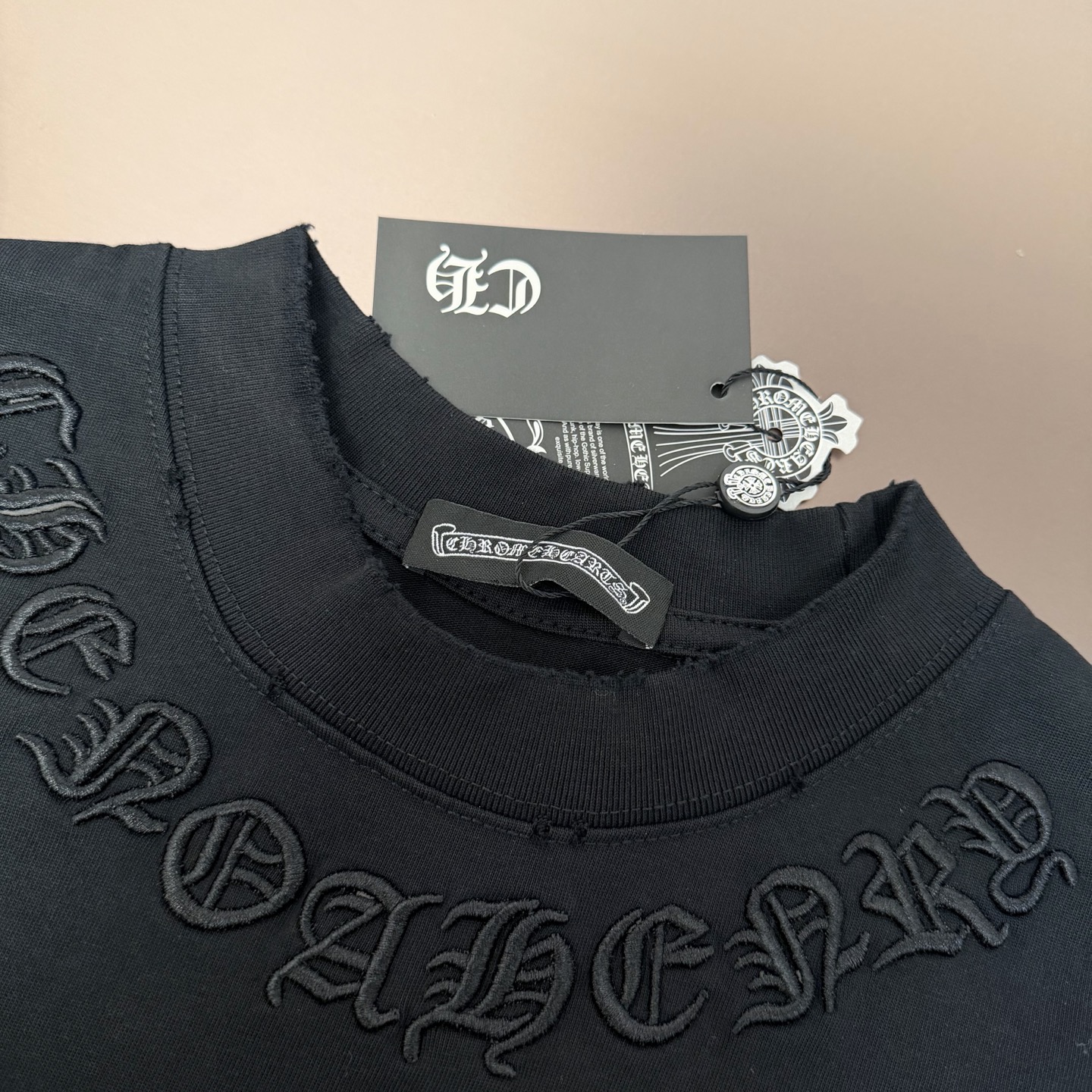 Chrome Hearts 品牌：克罗心 25SS最新 双针车线领口刺绣立体大Logo图案品牌元素标志性品牌后背大Logo字母贴布刺绣工艺短袖T恤