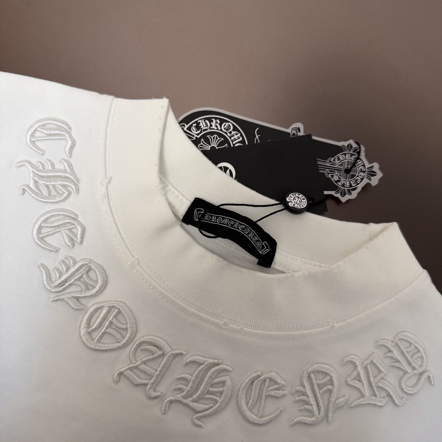Chrome Hearts 品牌：克罗心 25SS最新 双针车线领口刺绣立体大Logo图案品牌元素标志性品牌后背大Logo字母贴布刺绣工艺短袖T恤