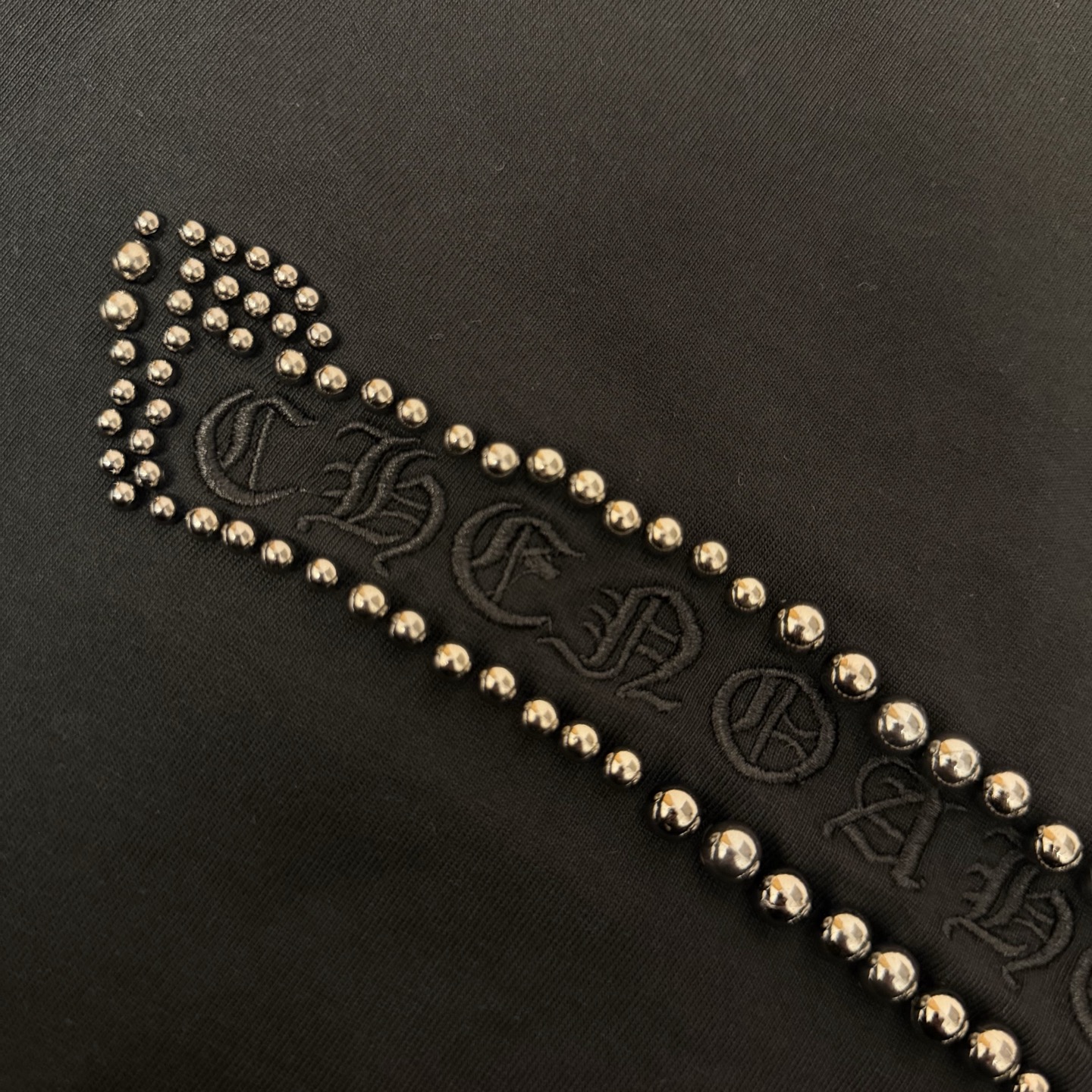 Chrome Hearts 品牌：克罗心 25SS最新 CH立体感珍珠烫钻刺绣品牌元素标志性 Logo珍珠烫钻刺绣工艺短袖T恤，彰显品牌魅力