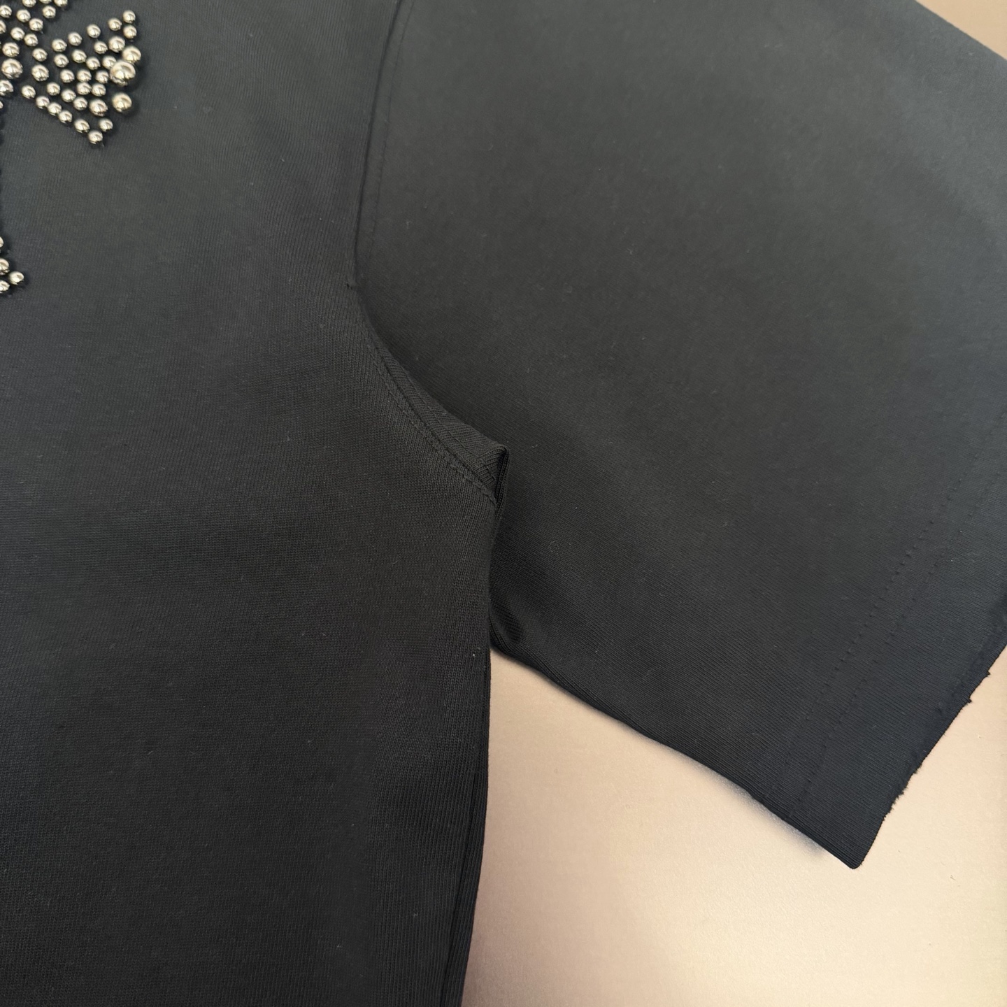 Chrome Hearts 品牌：克罗心 25SS最新 CH立体感珍珠烫钻刺绣品牌元素标志性 Logo珍珠烫钻刺绣工艺短袖T恤，彰显品牌魅力