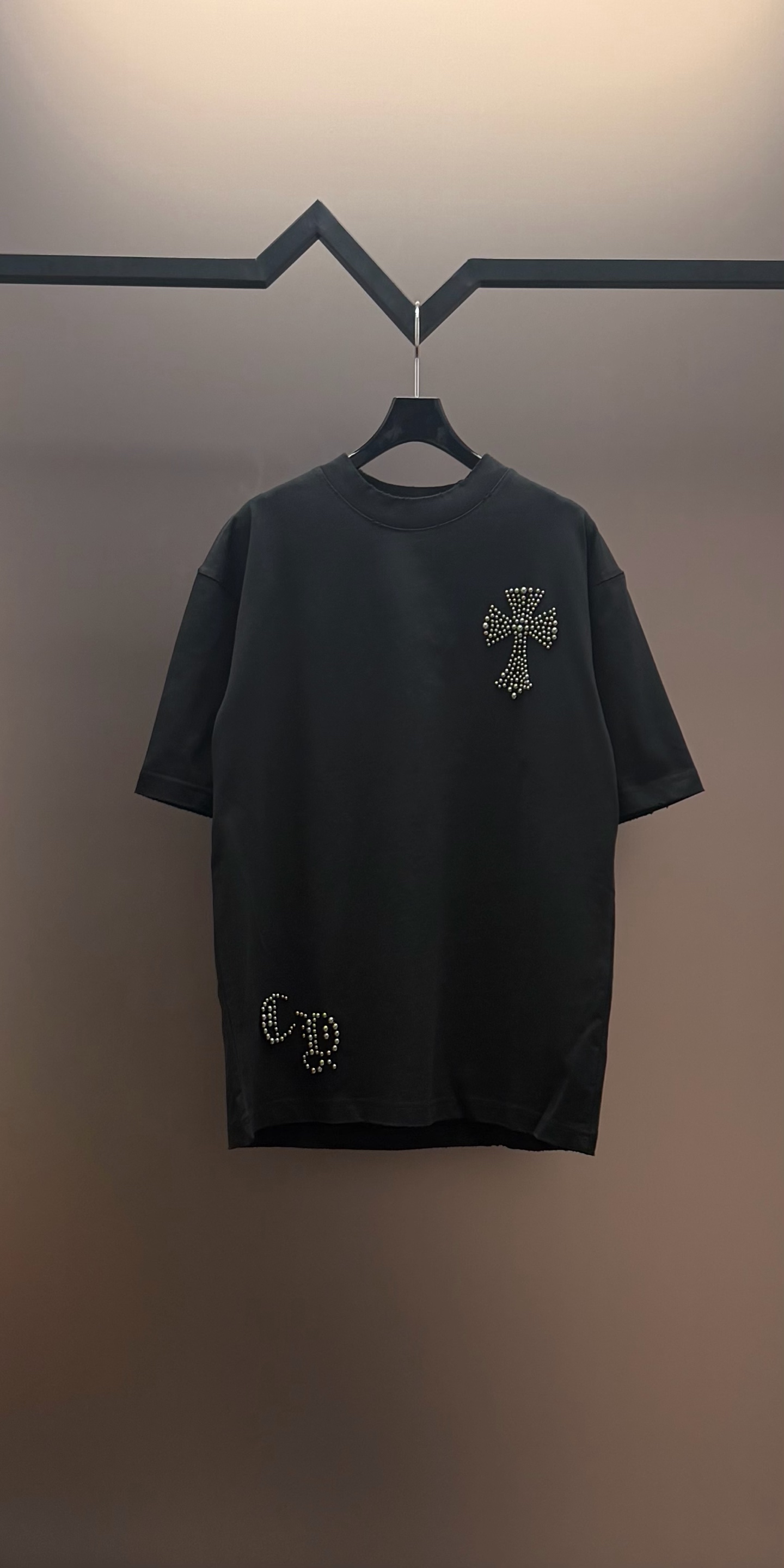 Chrome Hearts 品牌：克罗心 25SS最新 CH立体感珍珠烫钻刺绣品牌元素标志性 Logo珍珠烫钻刺绣工艺短袖T恤，彰显品牌魅力