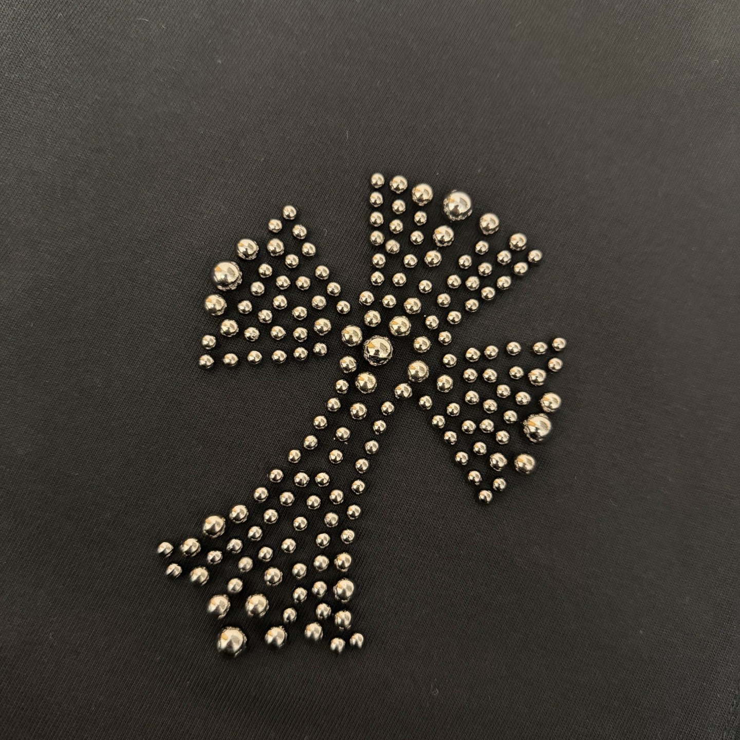 Chrome Hearts 品牌：克罗心 25SS最新 CH立体感珍珠烫钻刺绣品牌元素标志性 Logo珍珠烫钻刺绣工艺短袖T恤，彰显品牌魅力