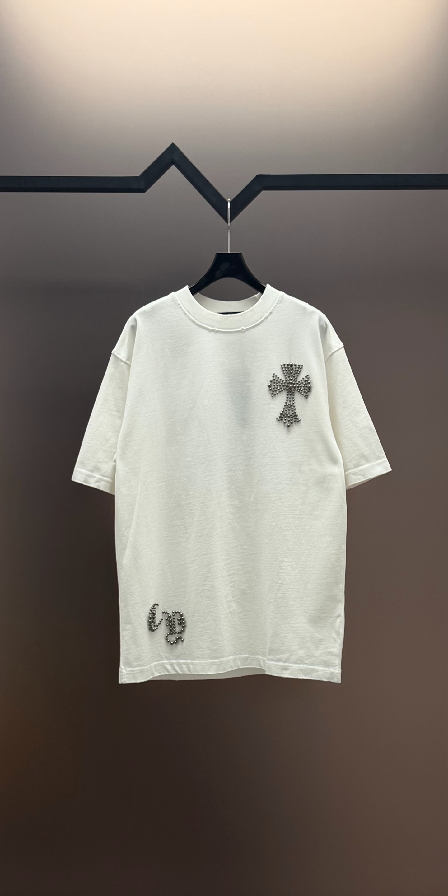 Chrome Hearts 品牌：克罗心 25SS最新 CH立体感珍珠烫钻刺绣品牌元素标志性 Logo珍珠烫钻刺绣工艺短袖T恤，彰显品牌魅力