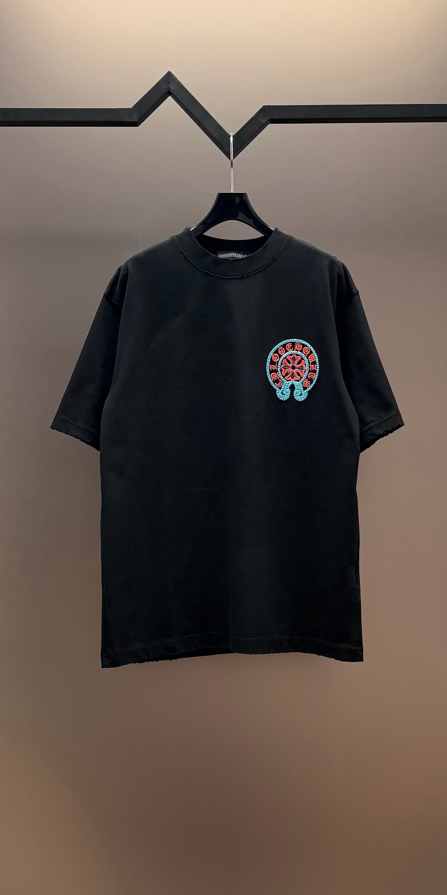 Chrome Hearts 品牌：克罗心 25SS最新 双针车线刺绣3D立体大图案品牌元素标志性品牌 胸前 Logo字母刺绣工艺短袖T恤