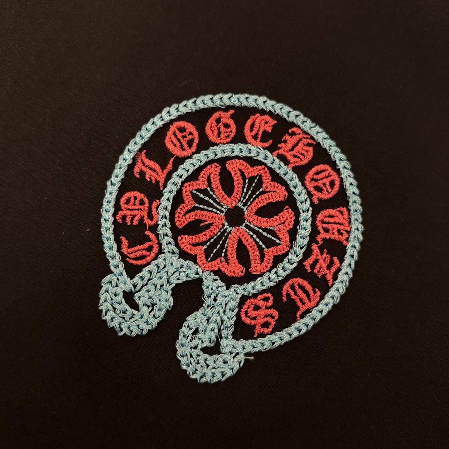 Chrome Hearts 品牌：克罗心 25SS最新 双针车线刺绣3D立体大图案品牌元素标志性品牌 胸前 Logo字母刺绣工艺短袖T恤