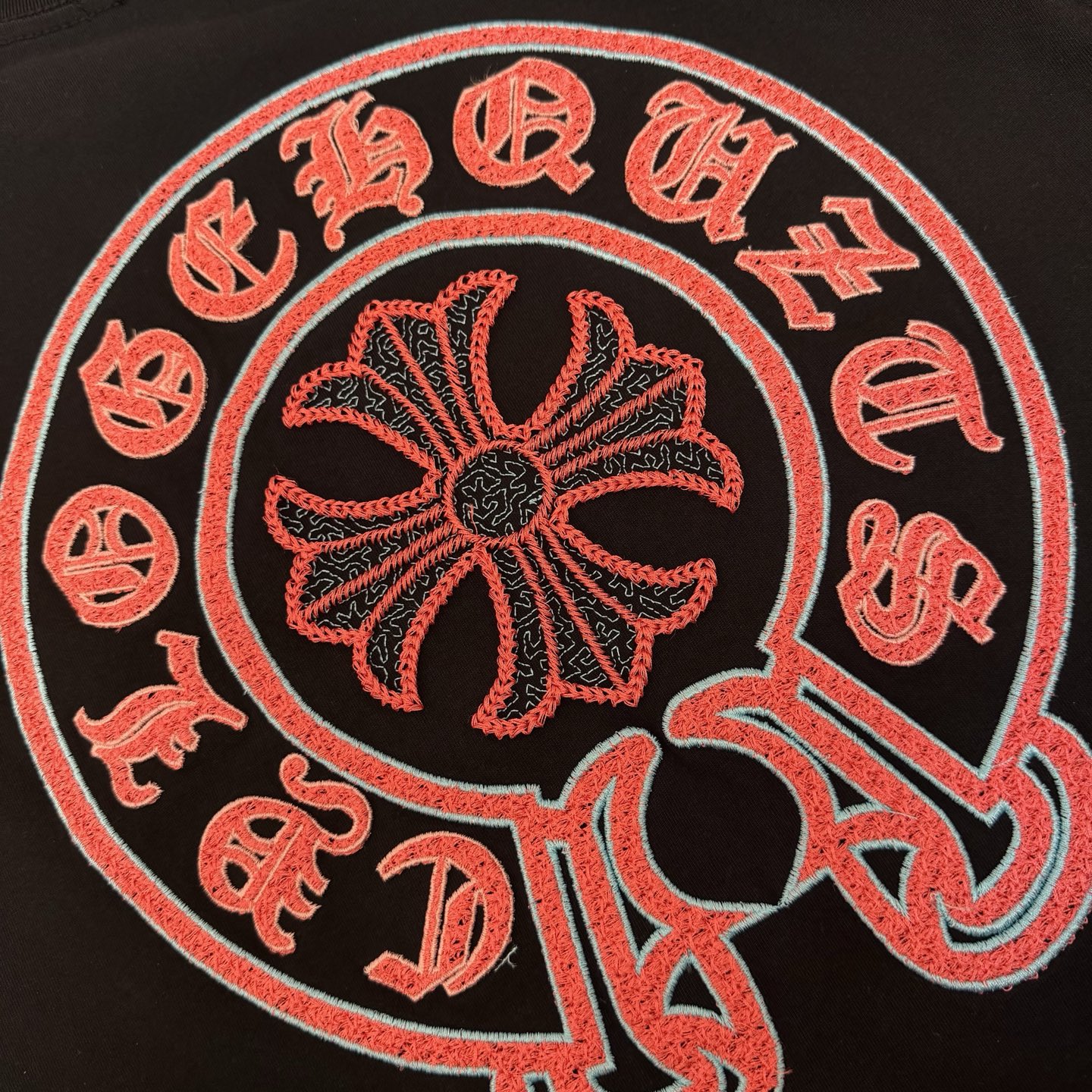 Chrome Hearts 品牌：克罗心 25SS最新 双针车线刺绣3D立体大图案品牌元素标志性品牌 胸前 Logo字母刺绣工艺短袖T恤