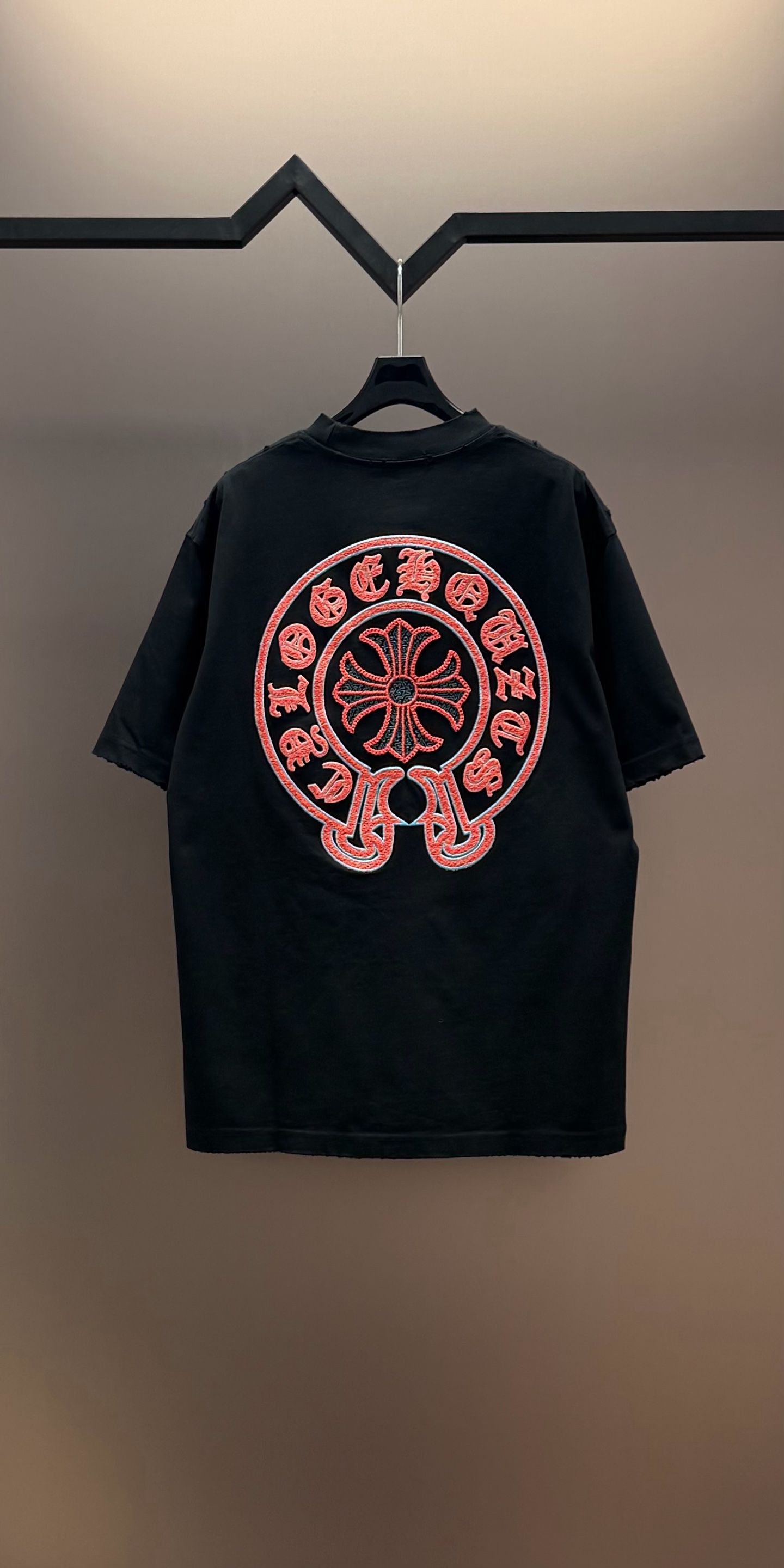 Chrome Hearts 品牌：克罗心 25SS最新 双针车线刺绣3D立体大图案品牌元素标志性品牌 胸前 Logo字母刺绣工艺短袖T恤