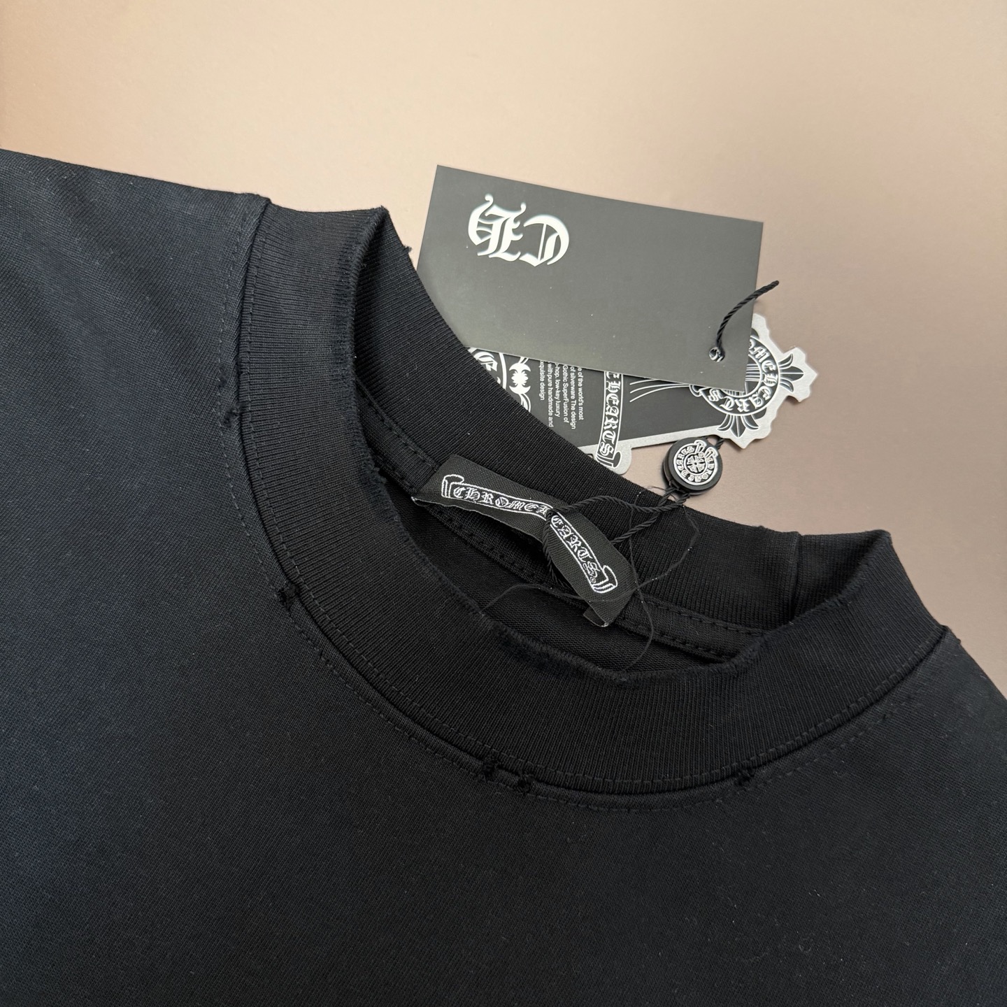 Chrome Hearts 品牌：克罗心 25SS最新 双针车线刺绣3D立体大图案品牌元素标志性品牌 胸前 Logo字母刺绣工艺短袖T恤