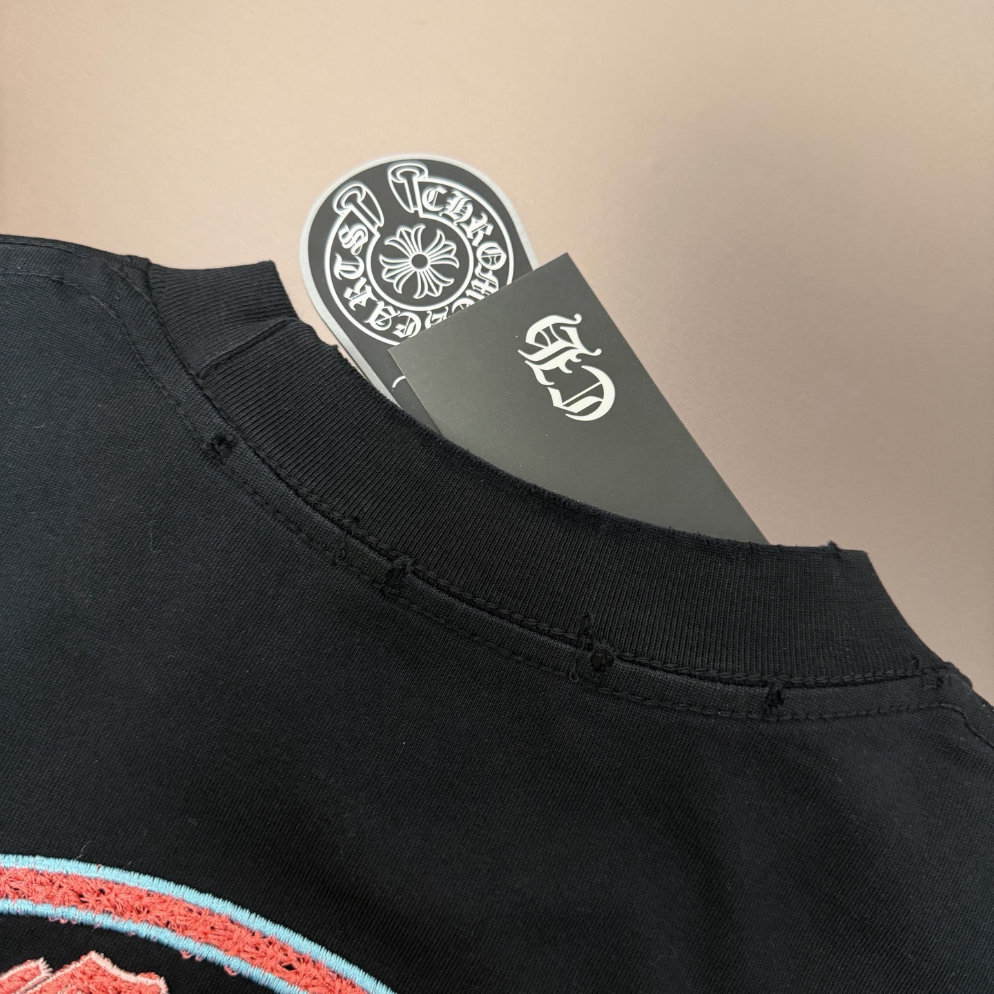 Chrome Hearts 品牌：克罗心 25SS最新 双针车线刺绣3D立体大图案品牌元素标志性品牌 胸前 Logo字母刺绣工艺短袖T恤