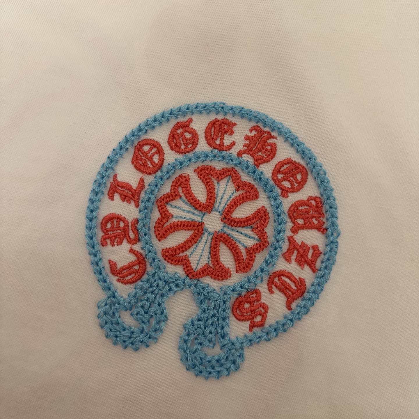 Chrome Hearts 品牌：克罗心 25SS最新 双针车线刺绣3D立体大图案品牌元素标志性品牌 胸前 Logo字母刺绣工艺短袖T恤