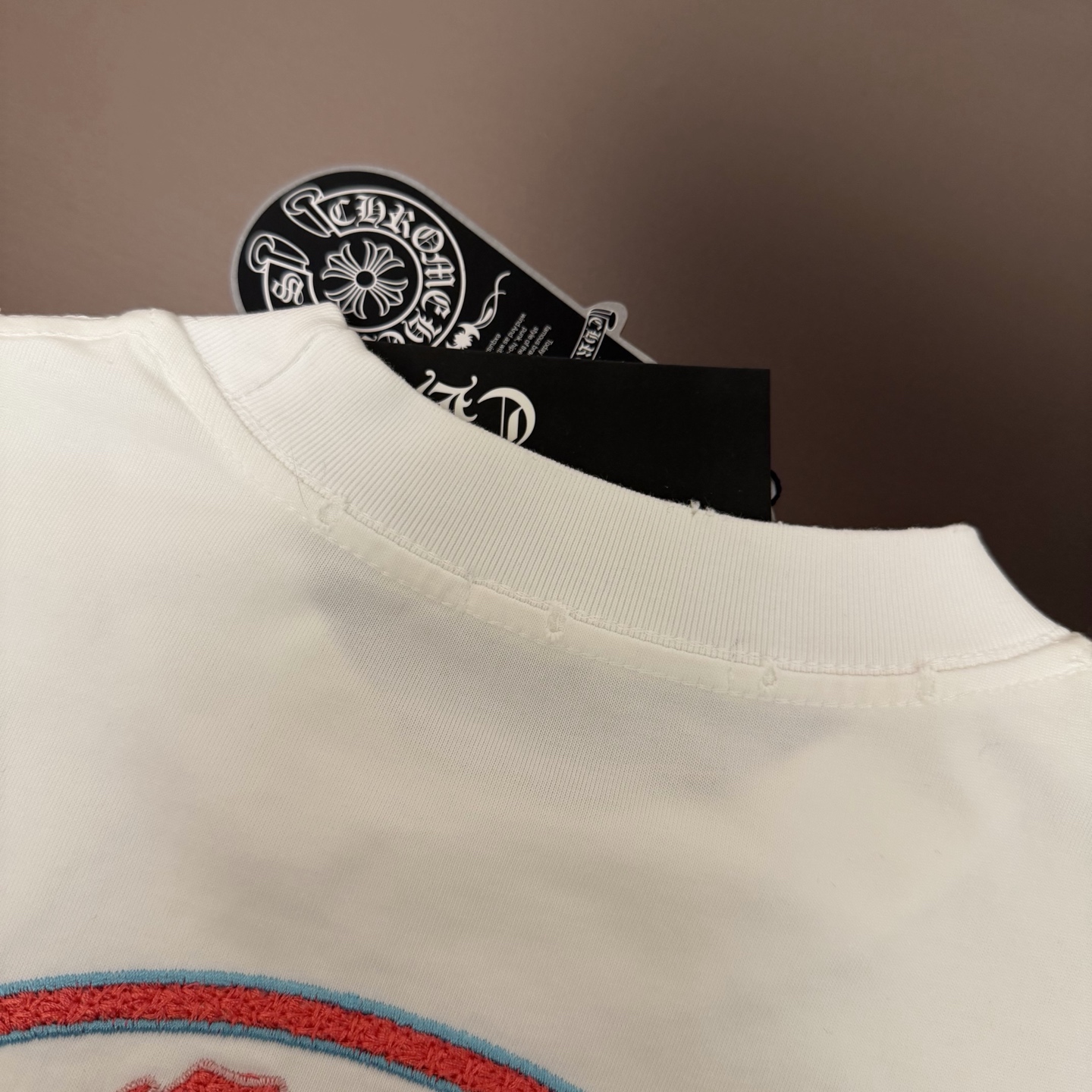 Chrome Hearts 品牌：克罗心 25SS最新 双针车线刺绣3D立体大图案品牌元素标志性品牌 胸前 Logo字母刺绣工艺短袖T恤