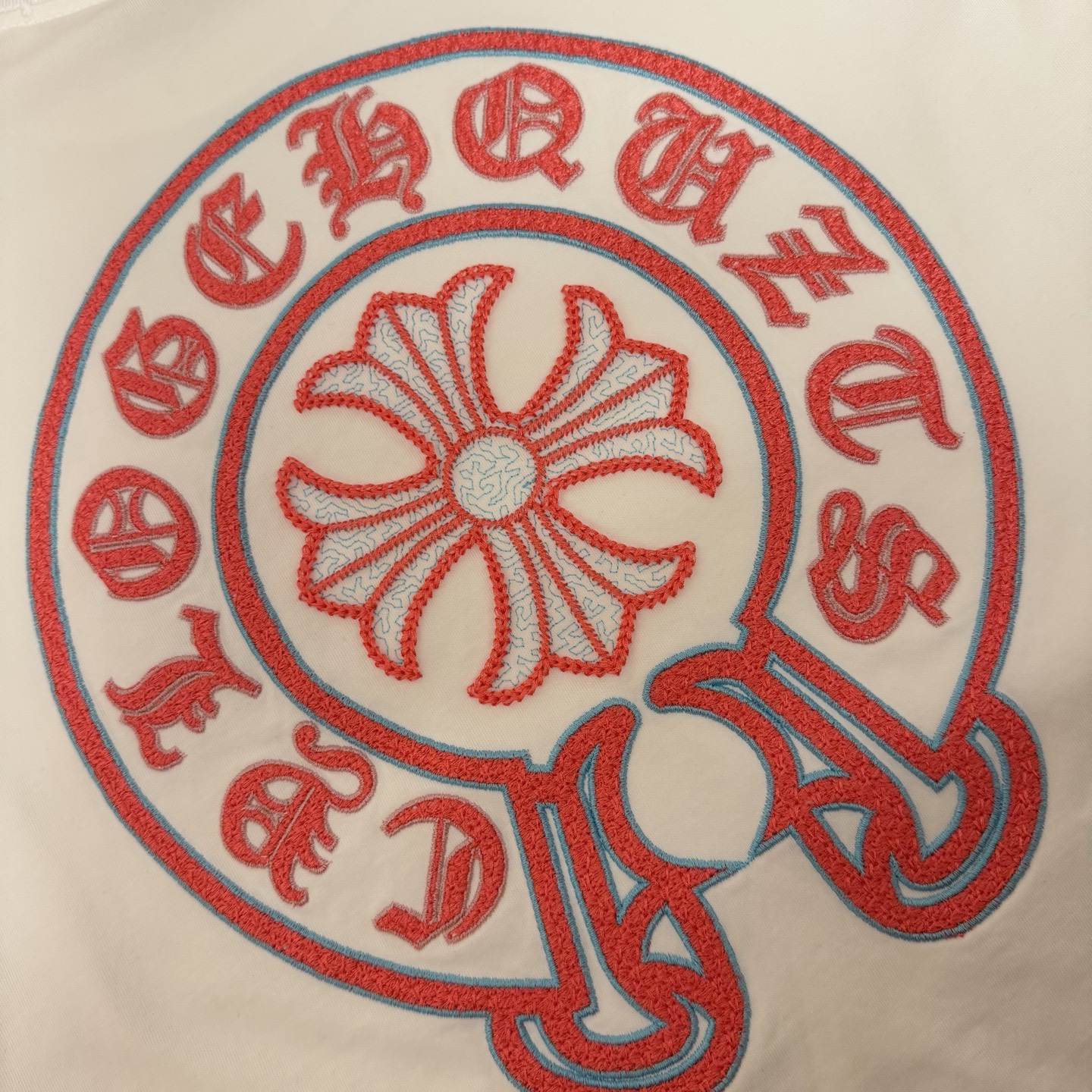 Chrome Hearts 品牌：克罗心 25SS最新 双针车线刺绣3D立体大图案品牌元素标志性品牌 胸前 Logo字母刺绣工艺短袖T恤