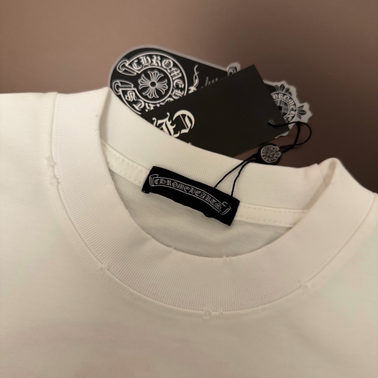 Chrome Hearts 品牌：克罗心 25SS最新 双针车线刺绣3D立体大图案品牌元素标志性品牌 胸前 Logo字母刺绣工艺短袖T恤