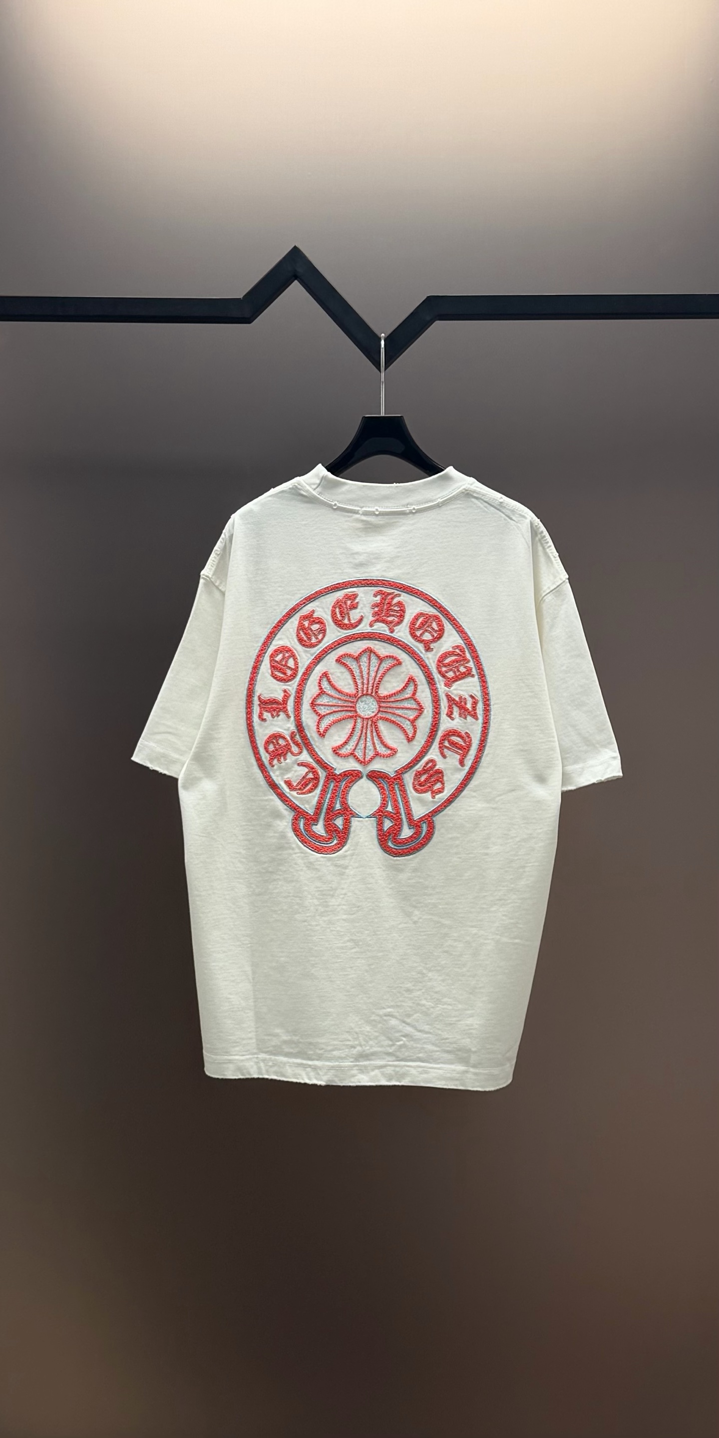 Chrome Hearts 品牌：克罗心 25SS最新 双针车线刺绣3D立体大图案品牌元素标志性品牌 胸前 Logo字母刺绣工艺短袖T恤