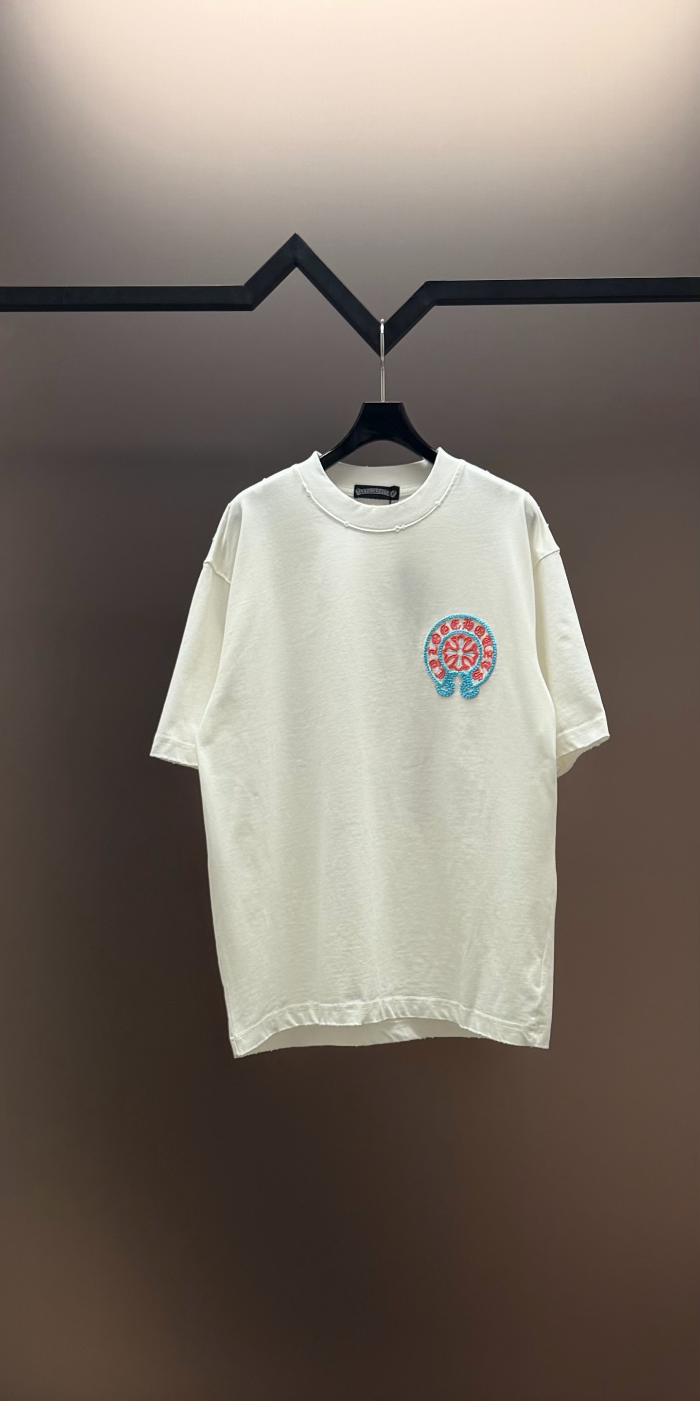 Chrome Hearts 品牌：克罗心 25SS最新 双针车线刺绣3D立体大图案品牌元素标志性品牌 胸前 Logo字母刺绣工艺短袖T恤