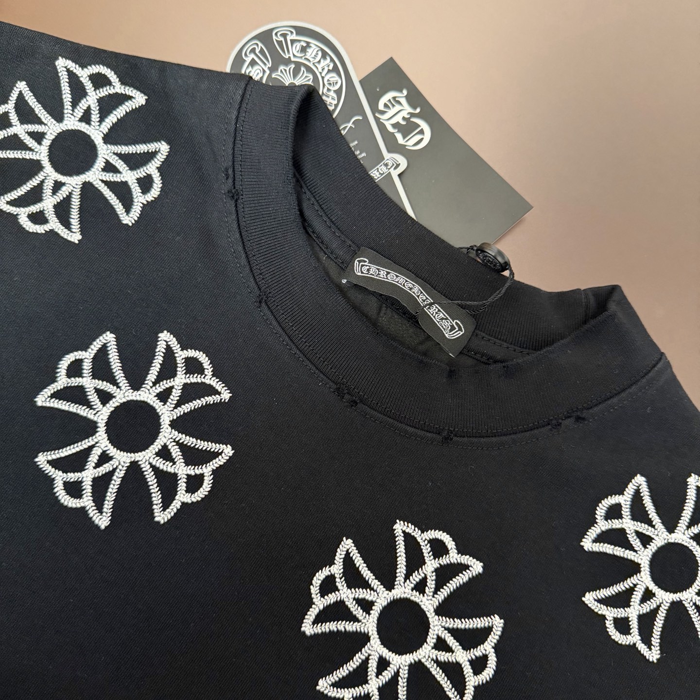 Chrome Hearts 品牌：克罗心 26SS最新 双针车线领口刺绣立体大Logo图案品牌元素标志性品牌Logo字母刺绣工艺短袖T恤