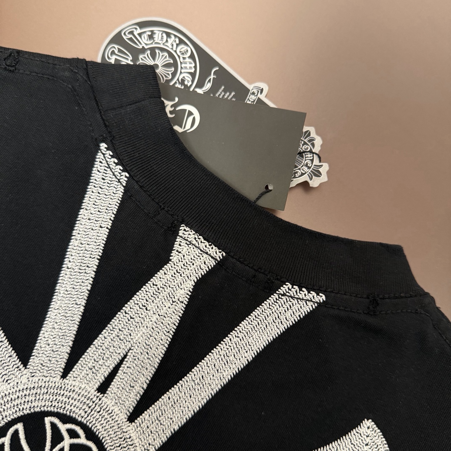 Chrome Hearts 品牌：克罗心 26SS最新 双针车线领口刺绣立体大Logo图案品牌元素标志性品牌Logo字母刺绣工艺短袖T恤
