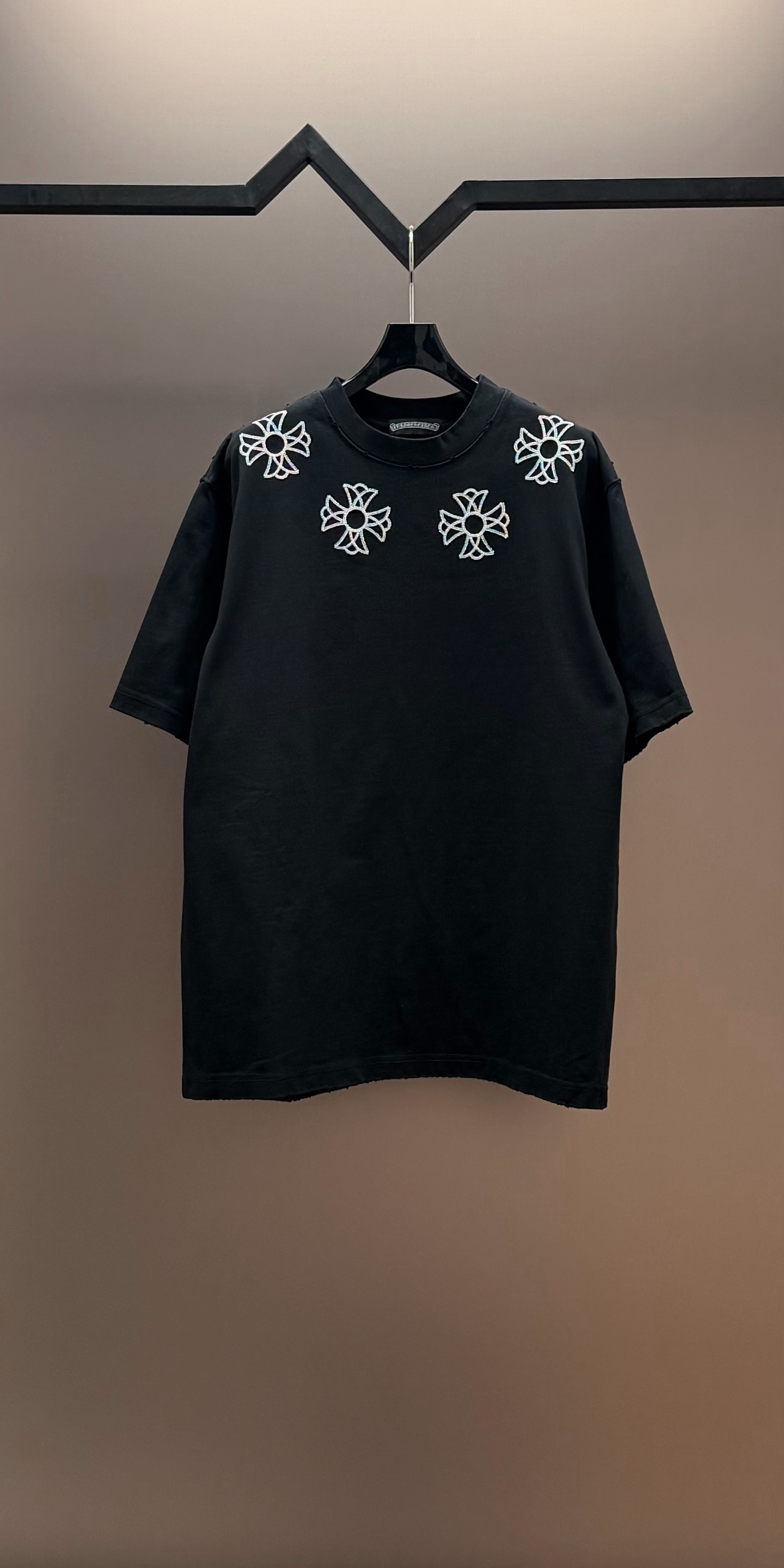 Chrome Hearts 品牌：克罗心 26SS最新 双针车线领口刺绣立体大Logo图案品牌元素标志性品牌Logo字母刺绣工艺短袖T恤