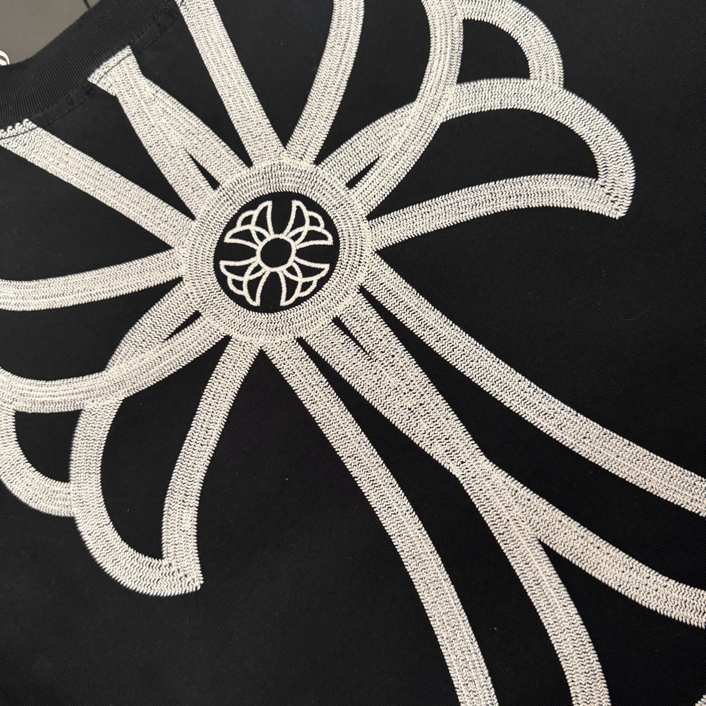 Chrome Hearts 品牌：克罗心 26SS最新 双针车线领口刺绣立体大Logo图案品牌元素标志性品牌Logo字母刺绣工艺短袖T恤