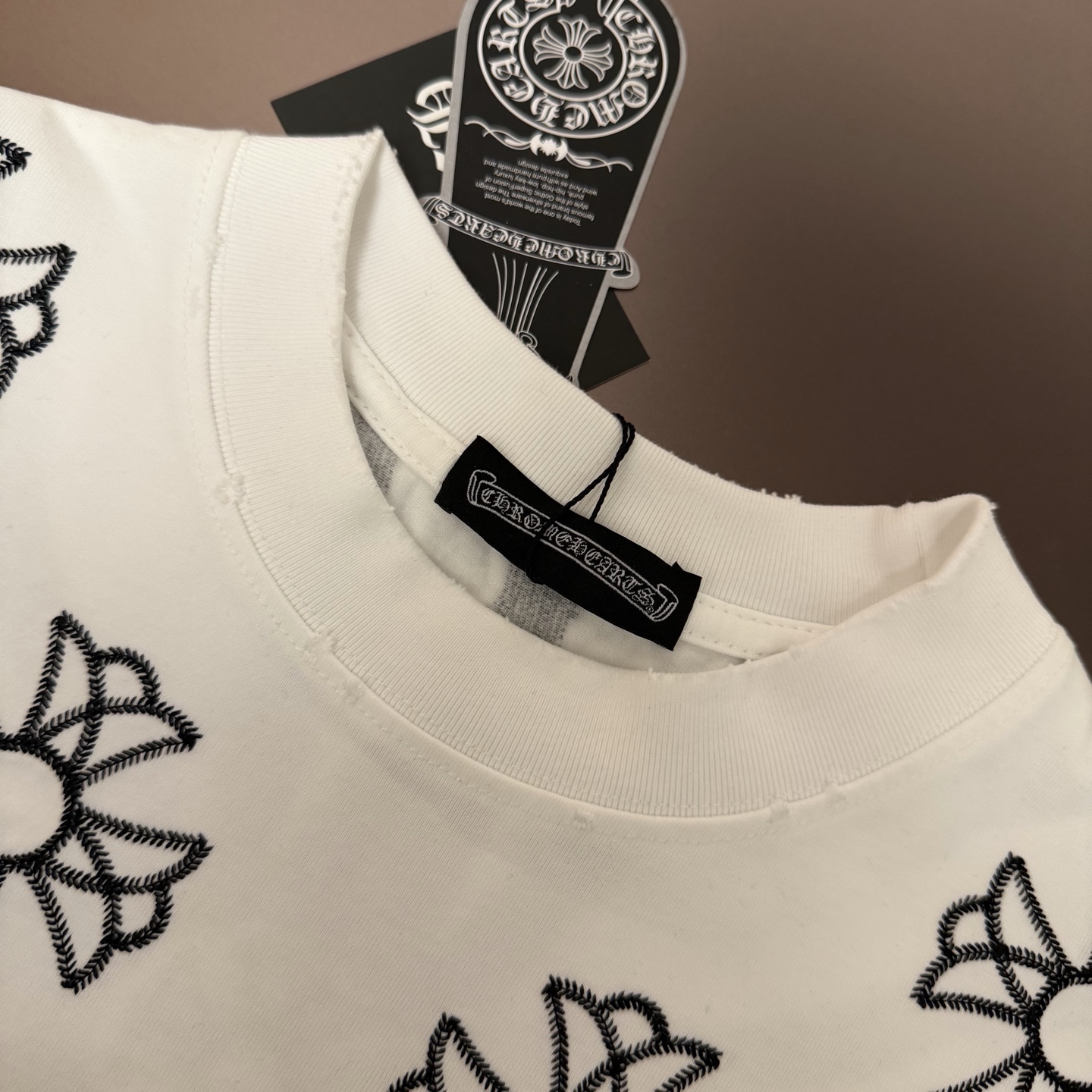 Chrome Hearts 品牌：克罗心 26SS最新 双针车线领口刺绣立体大Logo图案品牌元素标志性品牌Logo字母刺绣工艺短袖T恤