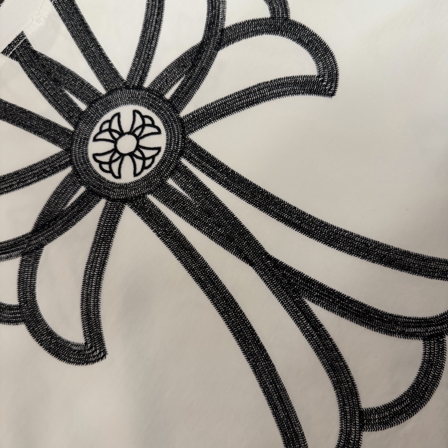Chrome Hearts 品牌：克罗心 26SS最新 双针车线领口刺绣立体大Logo图案品牌元素标志性品牌Logo字母刺绣工艺短袖T恤