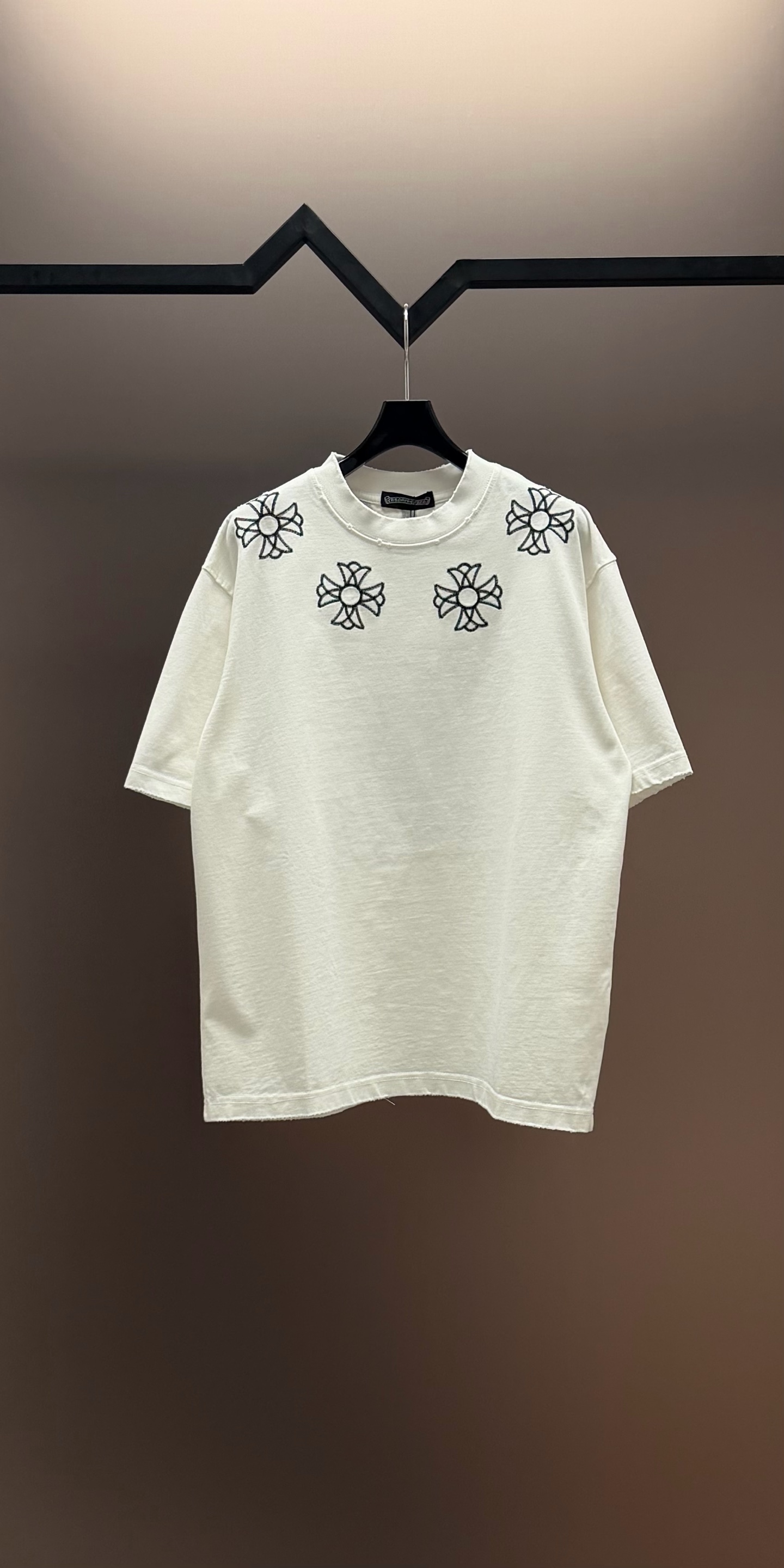 Chrome Hearts 品牌：克罗心 26SS最新 双针车线领口刺绣立体大Logo图案品牌元素标志性品牌Logo字母刺绣工艺短袖T恤