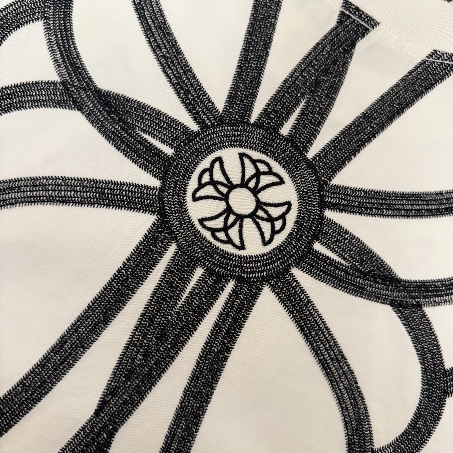 Chrome Hearts 品牌：克罗心 26SS最新 双针车线领口刺绣立体大Logo图案品牌元素标志性品牌Logo字母刺绣工艺短袖T恤