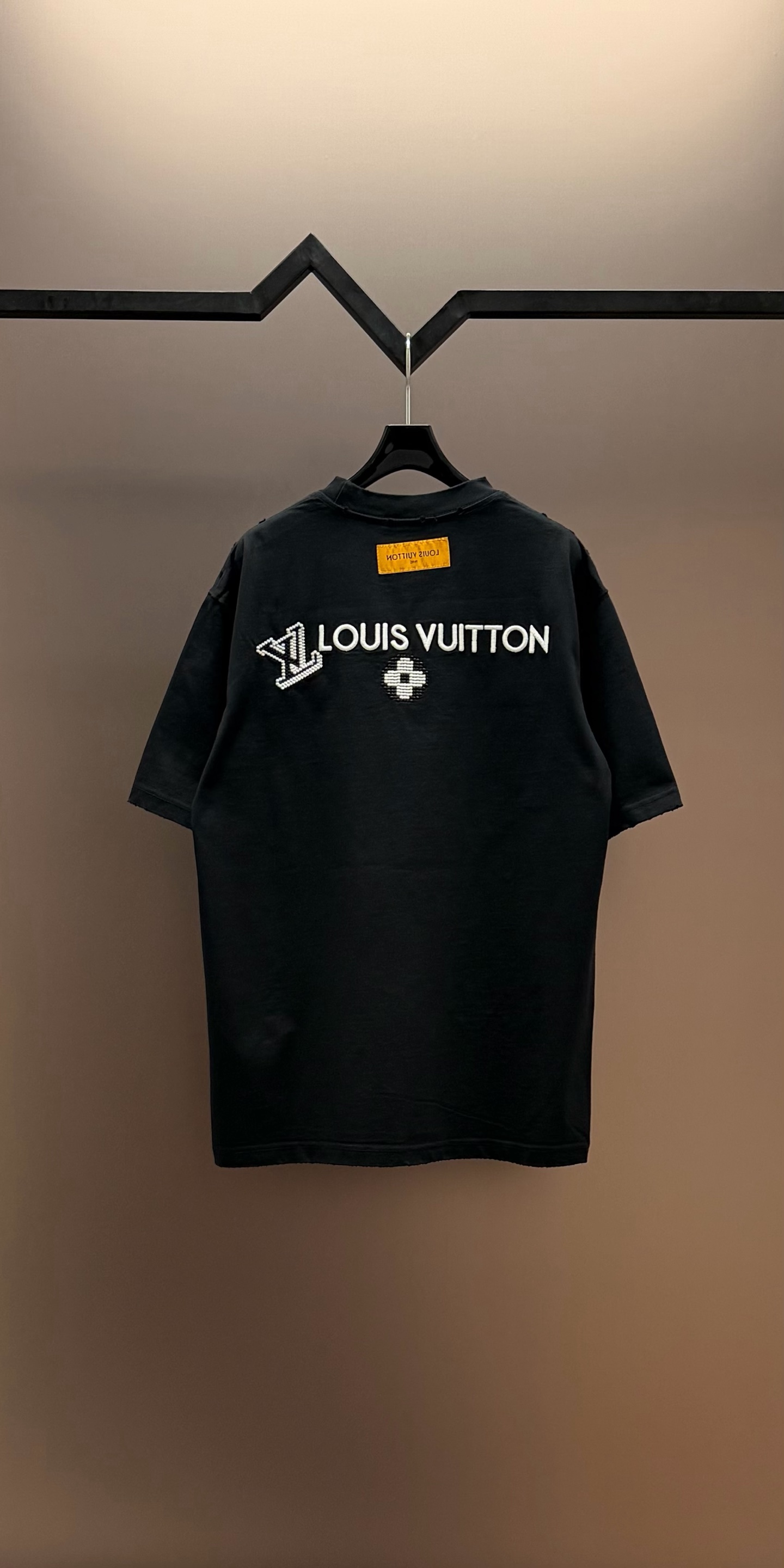 Louis Vuitton 品牌：LV路易威登 26SS最新 胸前Lv 贴布刺绣工艺短袖T恤，品牌元素标志性刺绣Logo 彰显品牌魅力