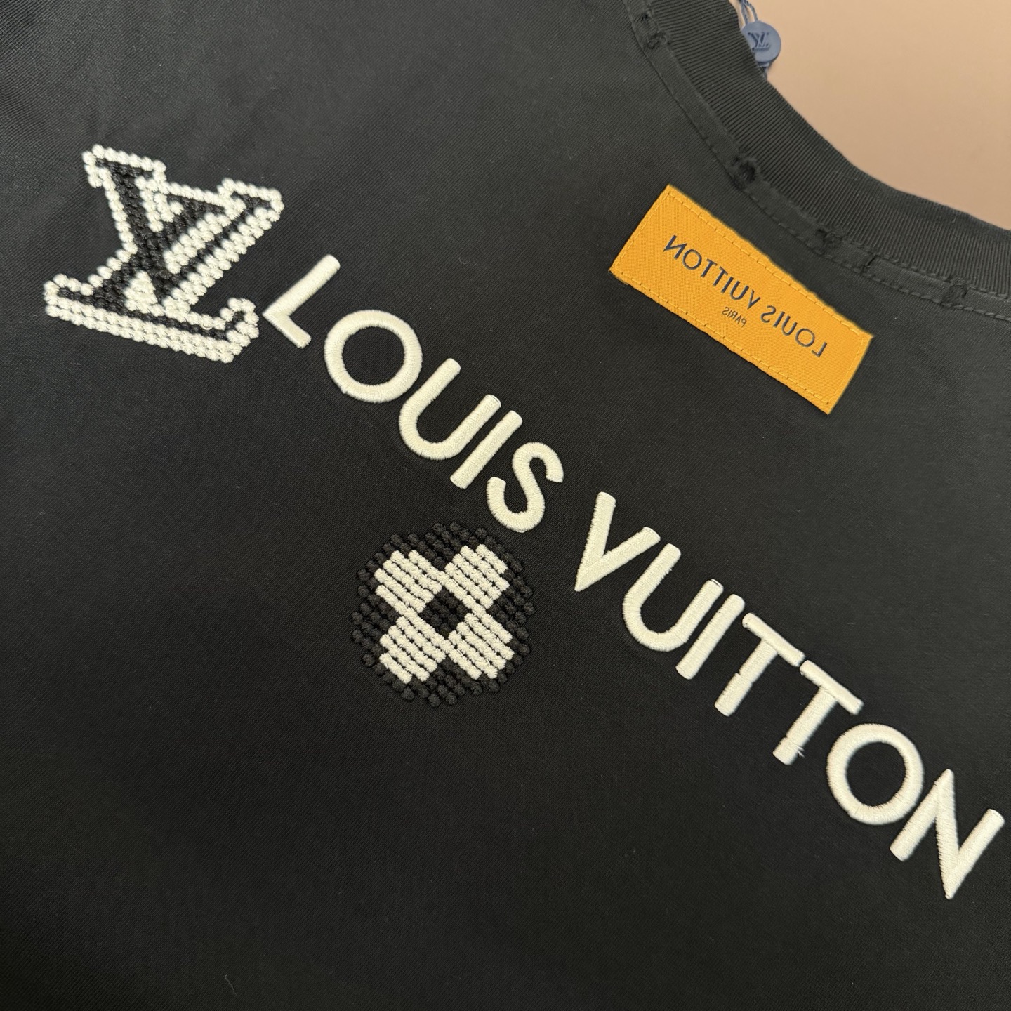 Louis Vuitton 品牌：LV路易威登 26SS最新 胸前Lv 贴布刺绣工艺短袖T恤，品牌元素标志性刺绣Logo 彰显品牌魅力