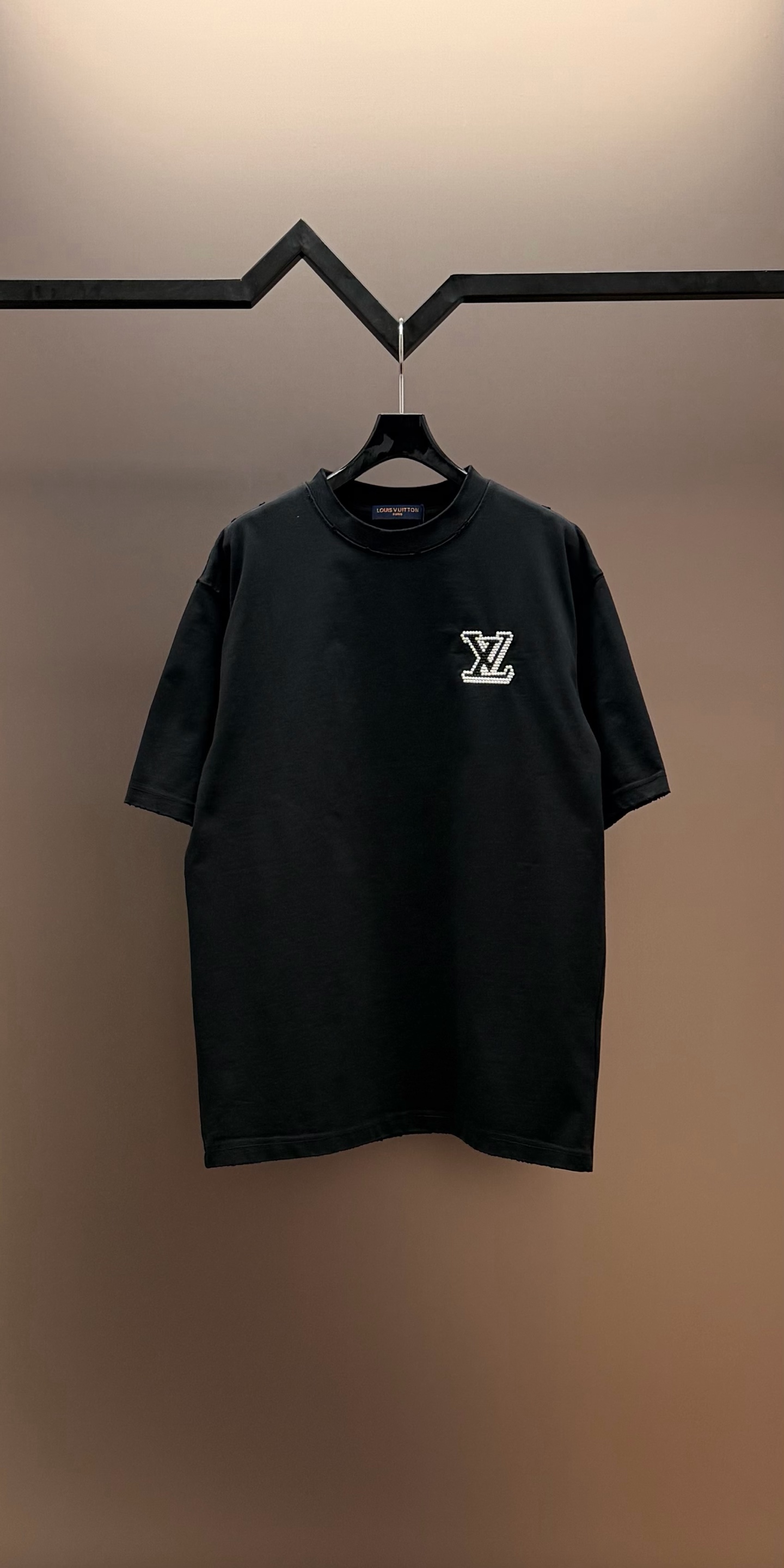 Louis Vuitton 品牌：LV路易威登 26SS最新 胸前Lv 贴布刺绣工艺短袖T恤，品牌元素标志性刺绣Logo 彰显品牌魅力