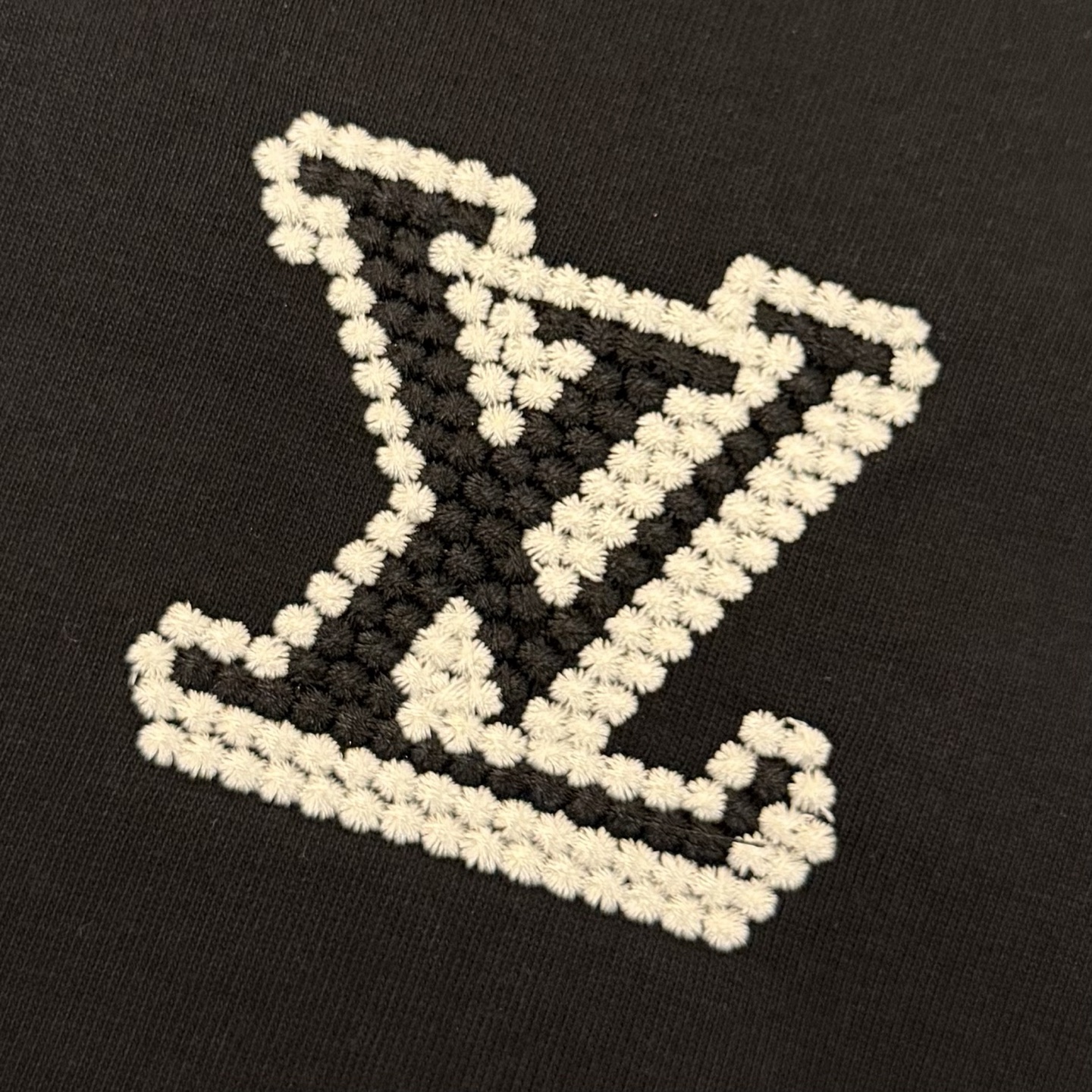 Louis Vuitton 品牌：LV路易威登 26SS最新 胸前Lv 贴布刺绣工艺短袖T恤，品牌元素标志性刺绣Logo 彰显品牌魅力