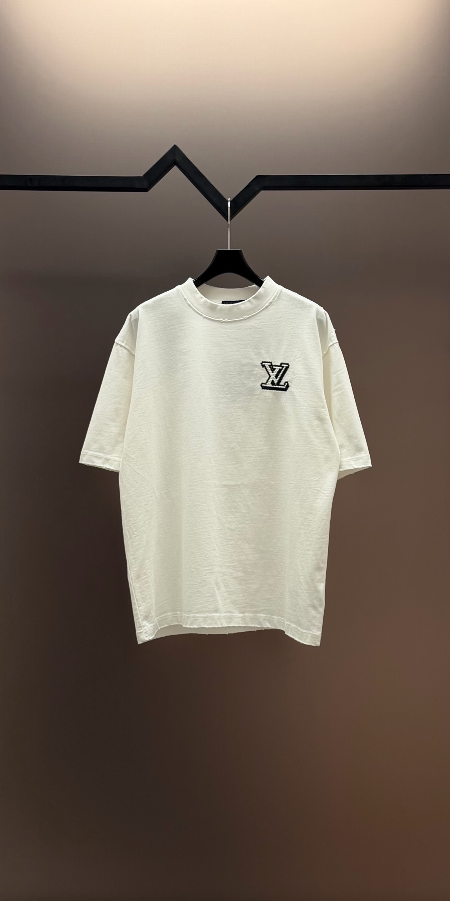 Louis Vuitton 品牌：LV路易威登 26SS最新 胸前Lv 贴布刺绣工艺短袖T恤，品牌元素标志性刺绣Logo 彰显品牌魅力