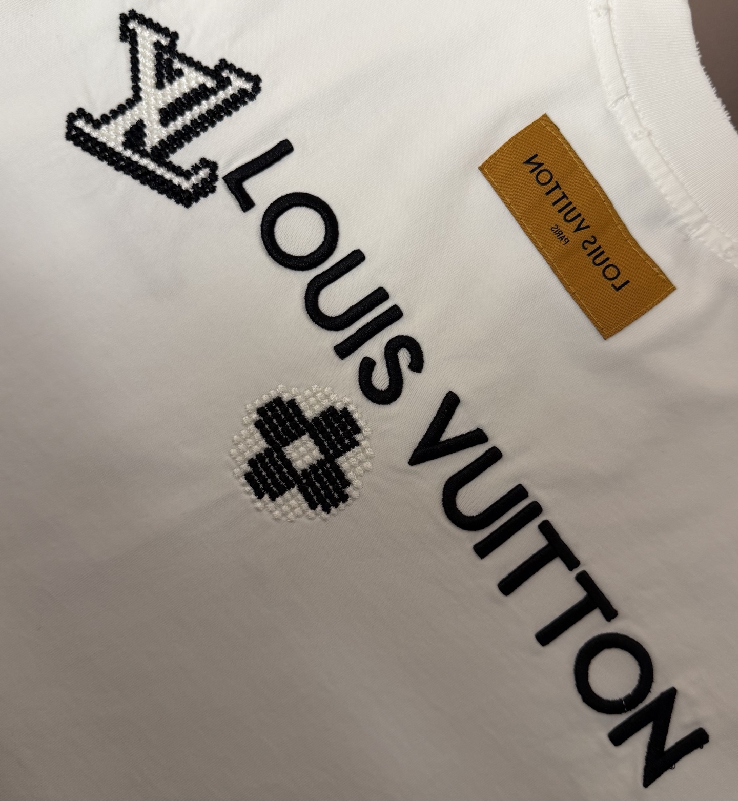Louis Vuitton 品牌：LV路易威登 26SS最新 胸前Lv 贴布刺绣工艺短袖T恤，品牌元素标志性刺绣Logo 彰显品牌魅力